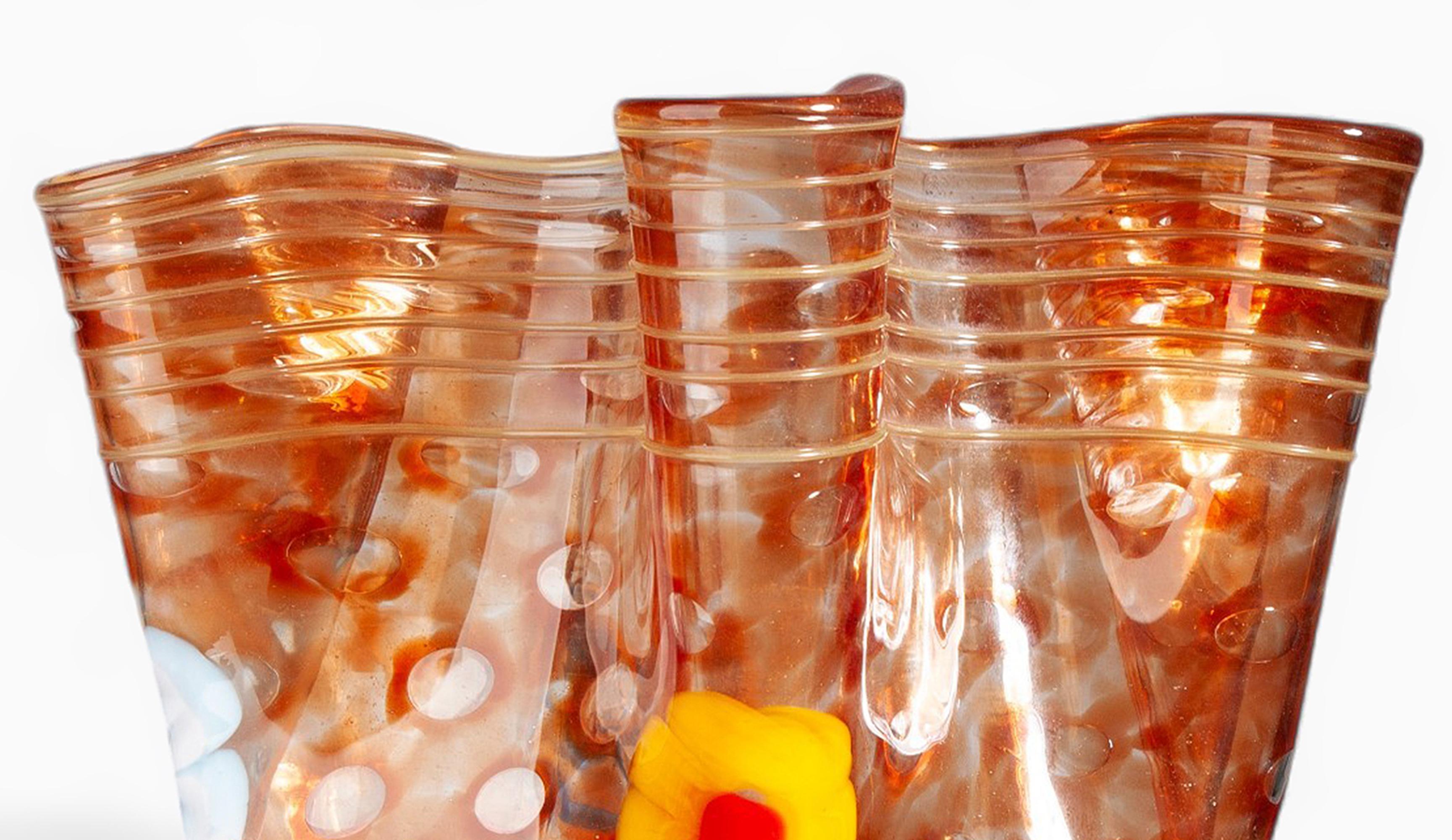 Mitte des 20. Jahrhunderts Modernes oranges Murano-Glas 'Fazzoletto' Vase mit Foldes, Italien im Zustand „Gut“ im Angebot in North Miami, FL