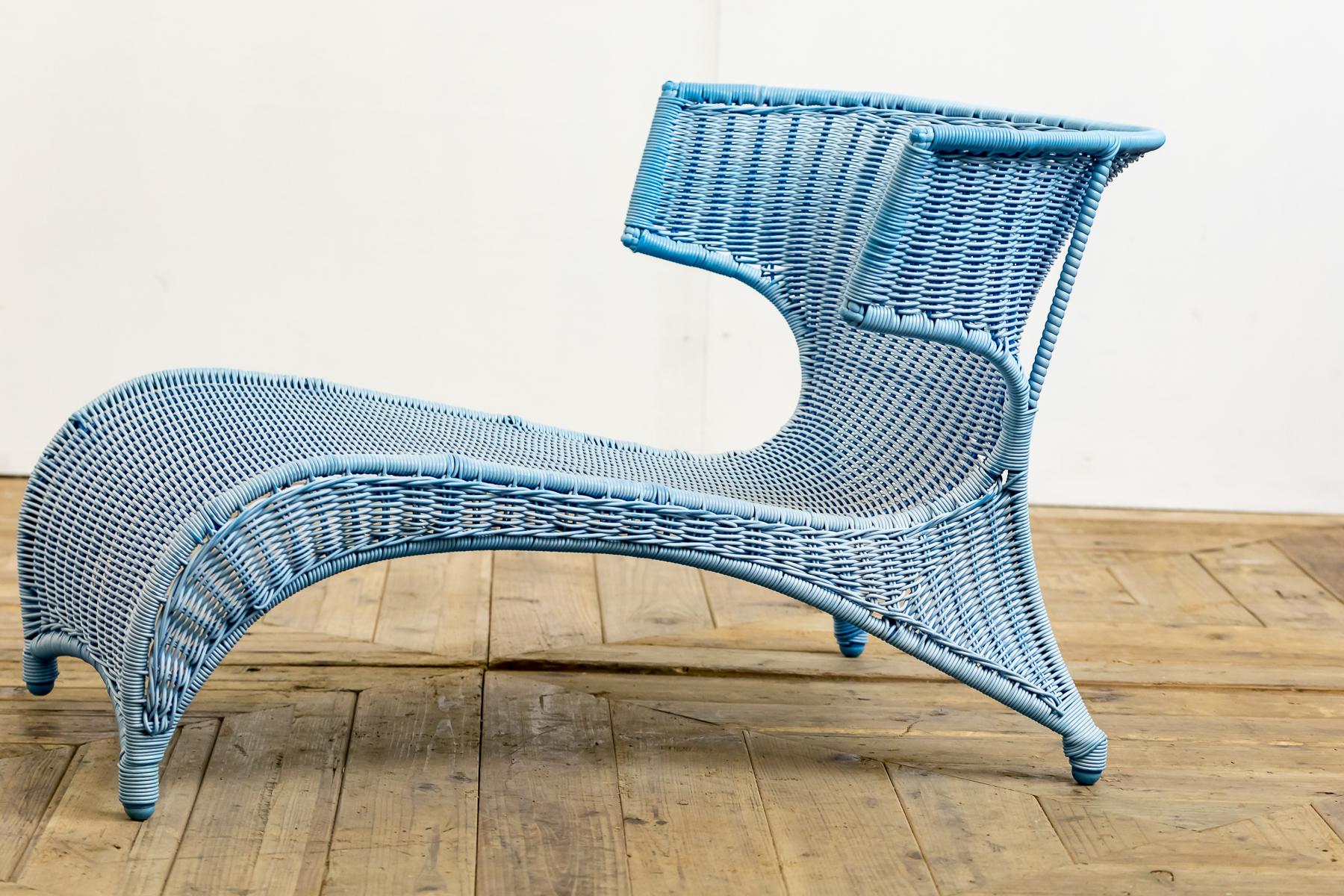 A wonderful midcentury pool sun lounger chair in a two-tone blue woven plastic in the style of earlier woven cane.
A wonderful design, believed to be Italian.


      
