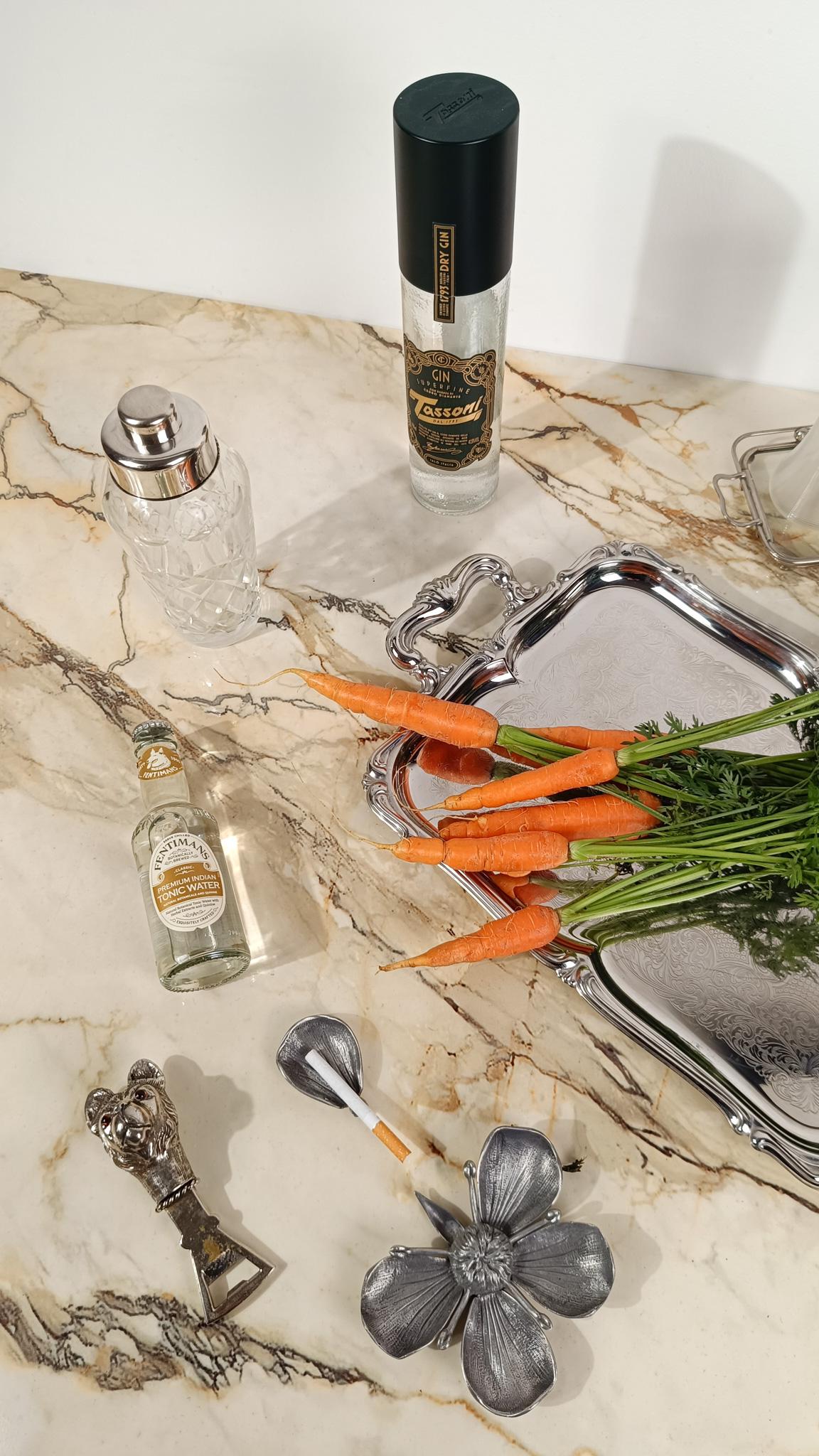 Wir freuen uns, einen hochwertigen Vintage-Cocktailshaker zum Verkauf anbieten zu können.
Sie ist massiv und schwer und wurde zwischen den 1950er und 1960er Jahren aus geschliffenem und abgeschrägtem Glas und versilbertem Metall hergestellt.

Es