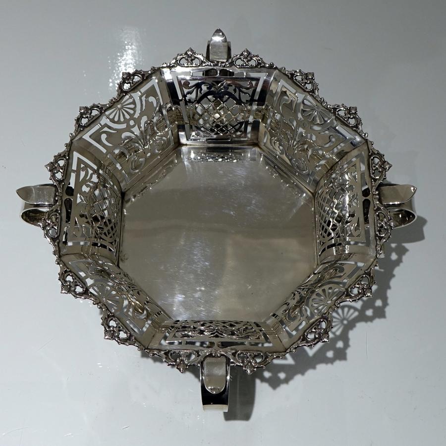 Mid-20th Century Modern Silver 835 Standard Large Dutch Dish, 1944-1945 In Good Condition For Sale In 53-64 Chancery Lane, London