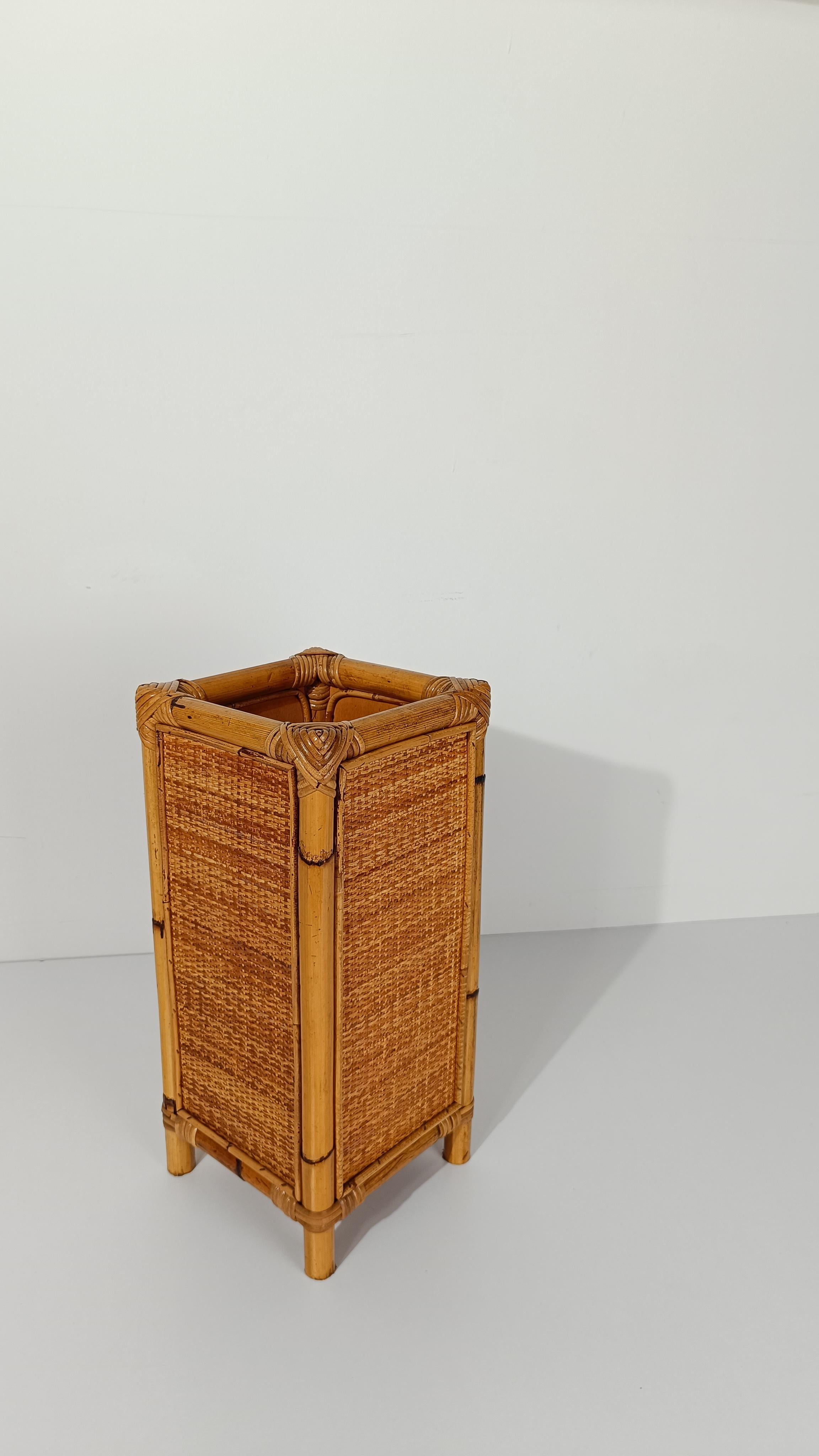What we are offering you is a vintage umbrella stand, made in Italy around the 70s, a period in which there were many companies and craftsmen who produced objects and furniture made of natural fibers such as bamboo, cane and rattan such as Arpex