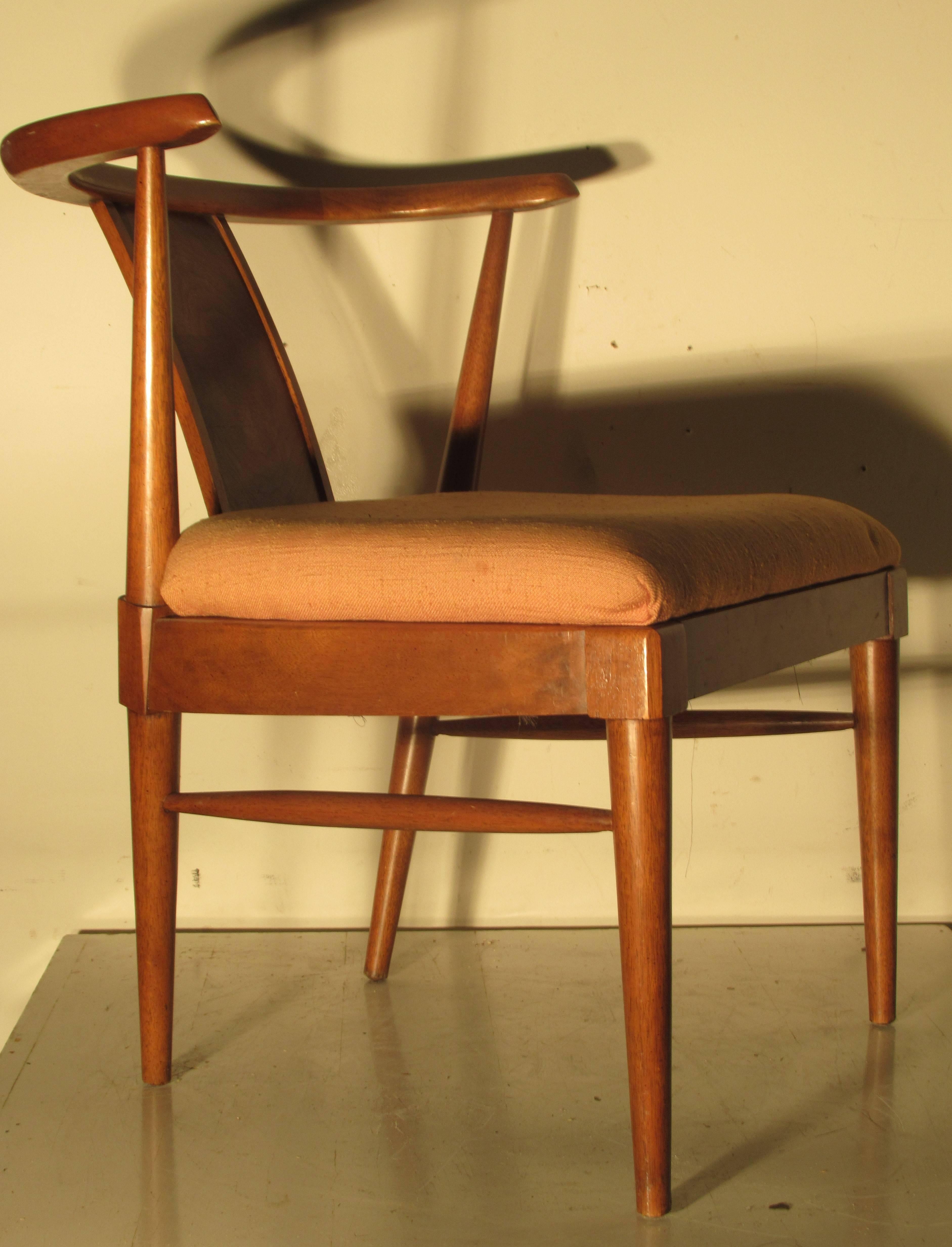Pair of mid-20th century modern wishbone style occasional chairs with an angular sculptural form and a beautifully figured wood grain. Good quality, very elegant in the style of Tomlinson  / John Widdicomb.