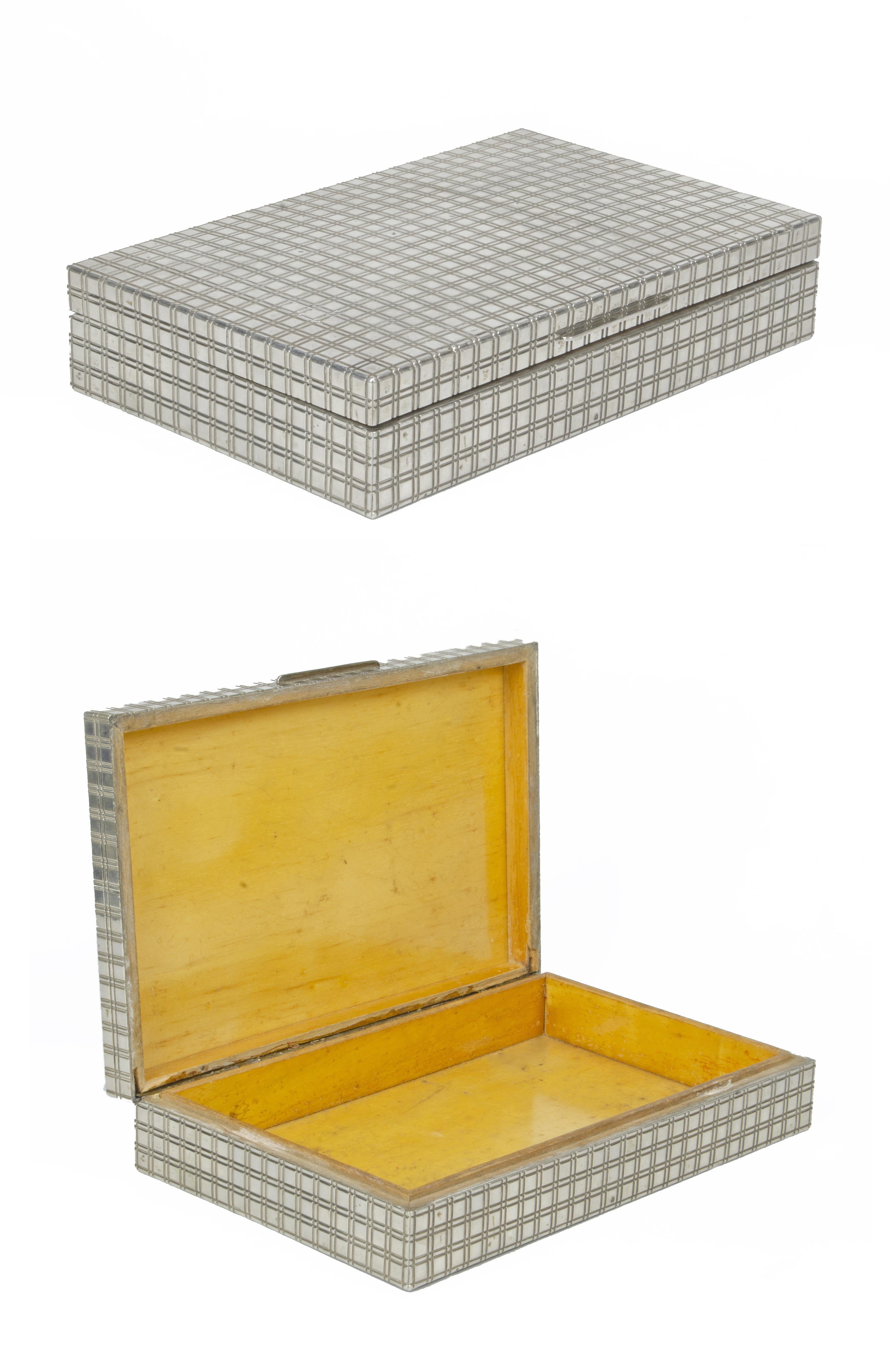 Caja decorativa/para puros Moderna de madera y plata de mediados del siglo XX de Duhill, Inglaterra

Por: Dunhill
Material: madera, plata, metal
Técnica: fundición, moldeado, metalistería, tallado, pulido
Dimensiones: 5 pulg. x 9 pulg. x 1,5
