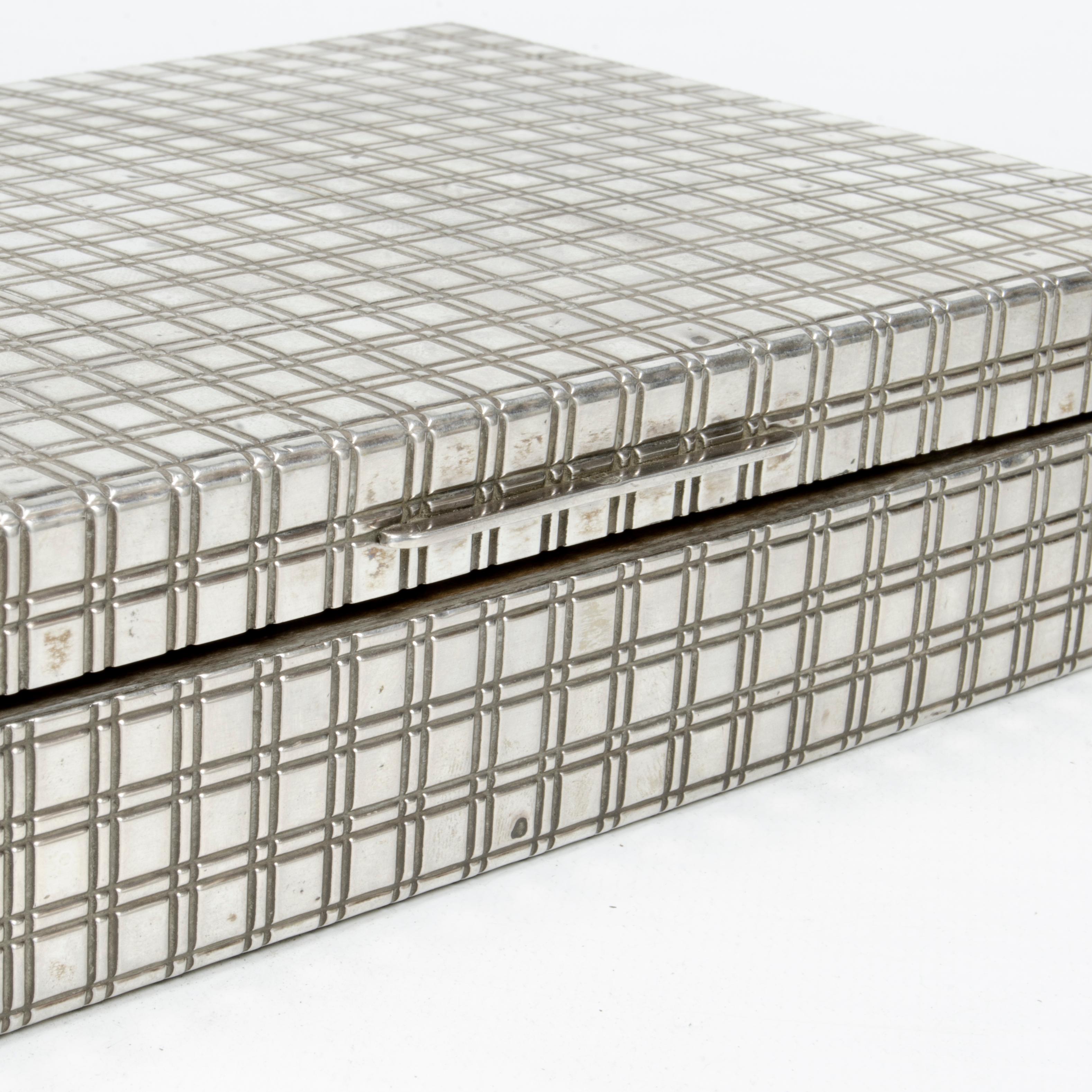Caja decorativa/cigarera moderna de madera y plata de mediados del siglo XX de Duhill, Inglaterra Pulido en venta