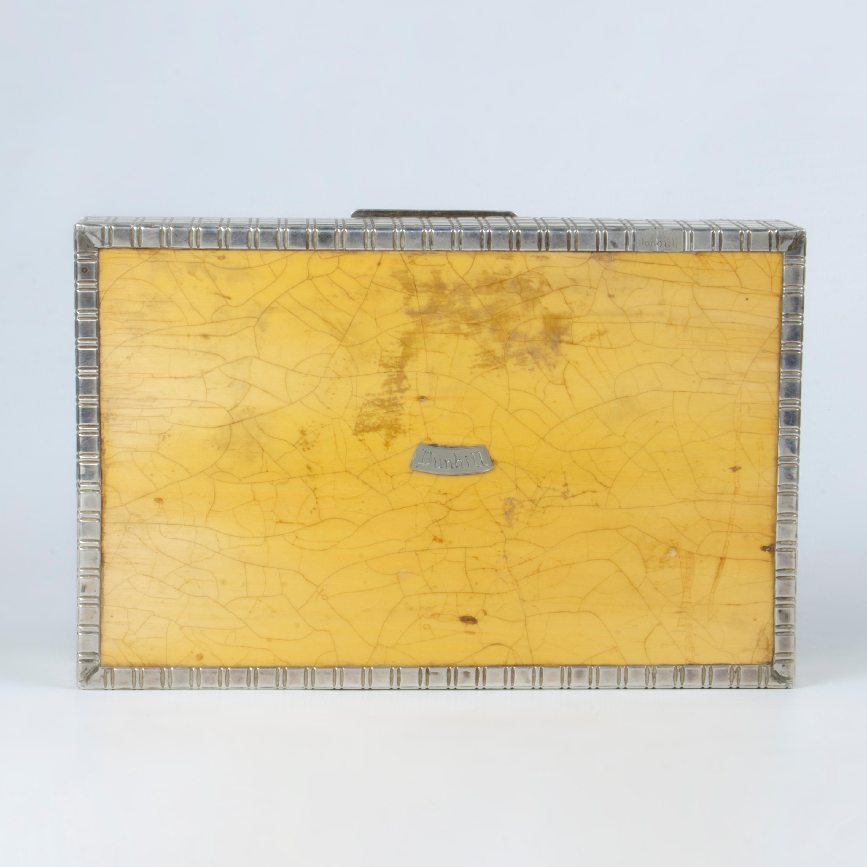 Caja decorativa/cigarera moderna de madera y plata de mediados del siglo XX de Duhill, Inglaterra en Bueno estado para la venta en North Miami, FL