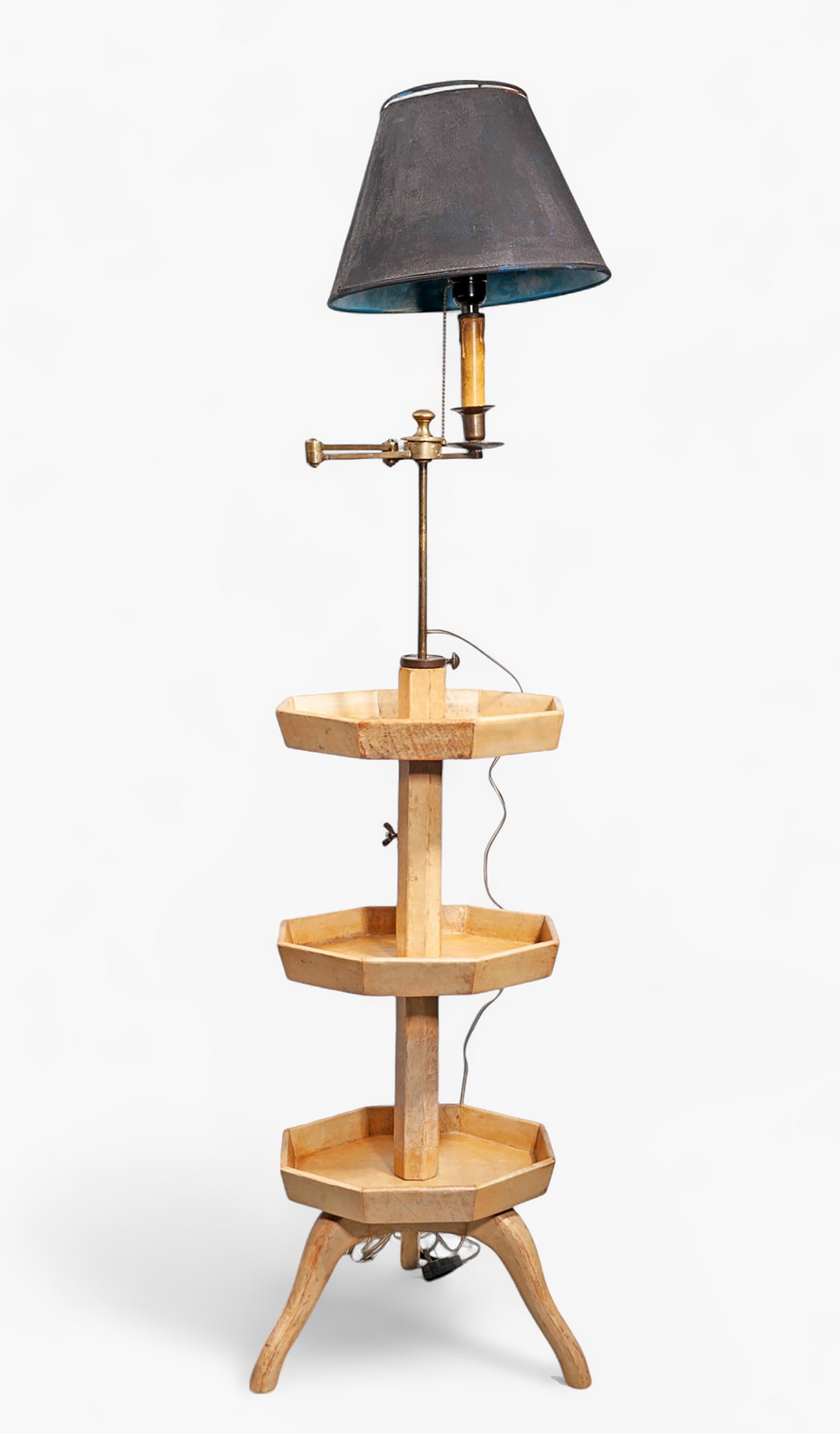 Lampadaire moderne à trois niveaux avec abat-jour en laiton et bois recouvert de parchemin, France, milieu du 20e siècle

Par : inconnu
Matériau : laiton, cuivre, métal, bois, papier parchemin, zinc
Technique : coulé, moulé, poli, travail du métal,