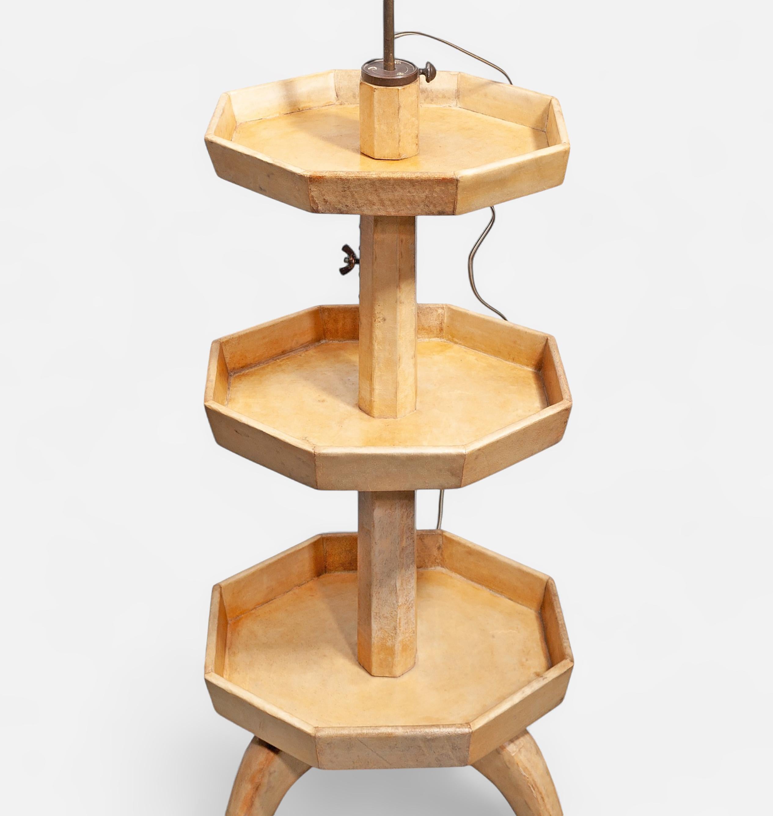 Mid-Century Modern Lampadaire à trois niveaux moderne du milieu du 20e siècle en bois recouvert de parchemin, France en vente
