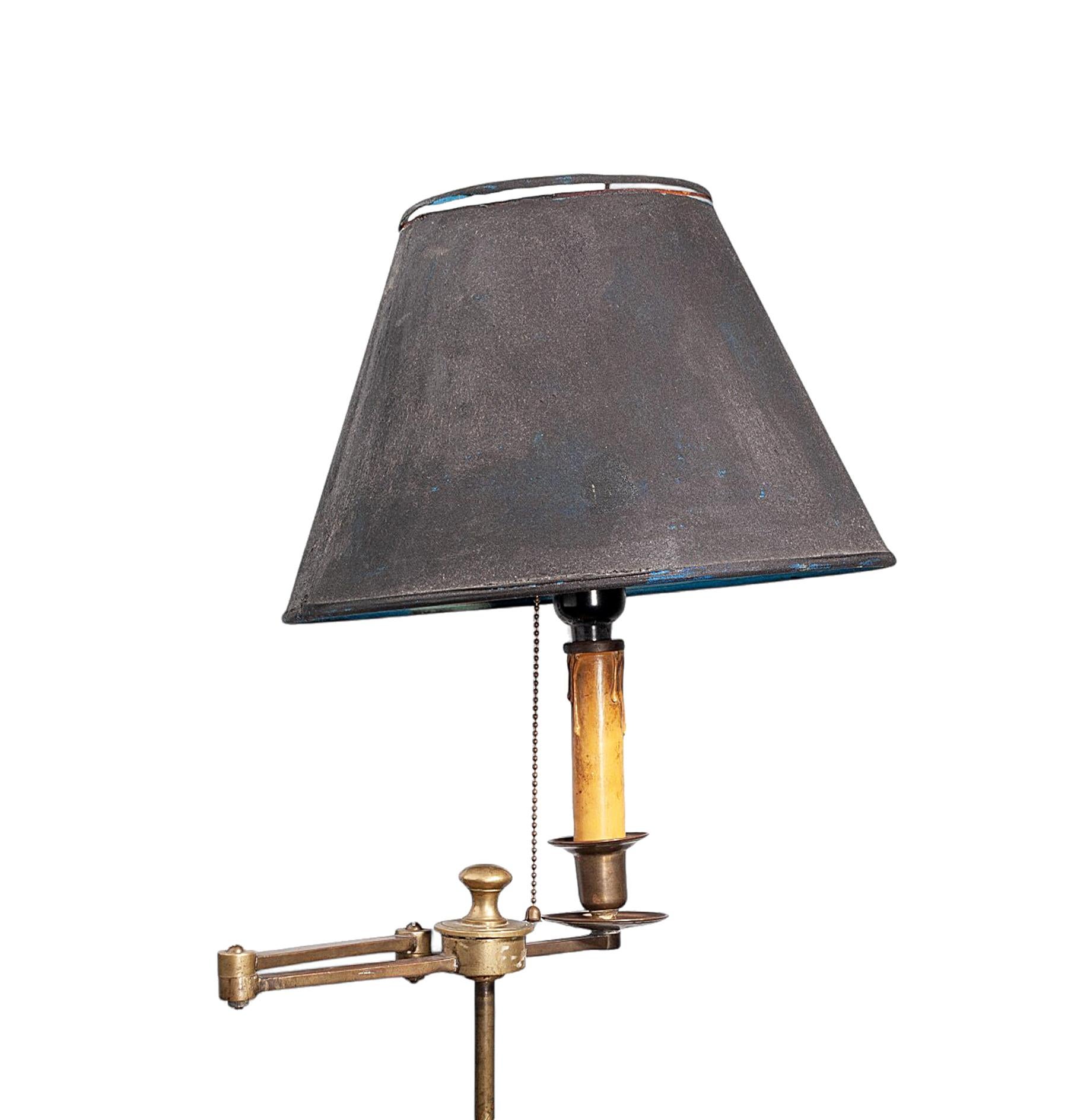 Français Lampadaire à trois niveaux moderne du milieu du 20e siècle en bois recouvert de parchemin, France en vente