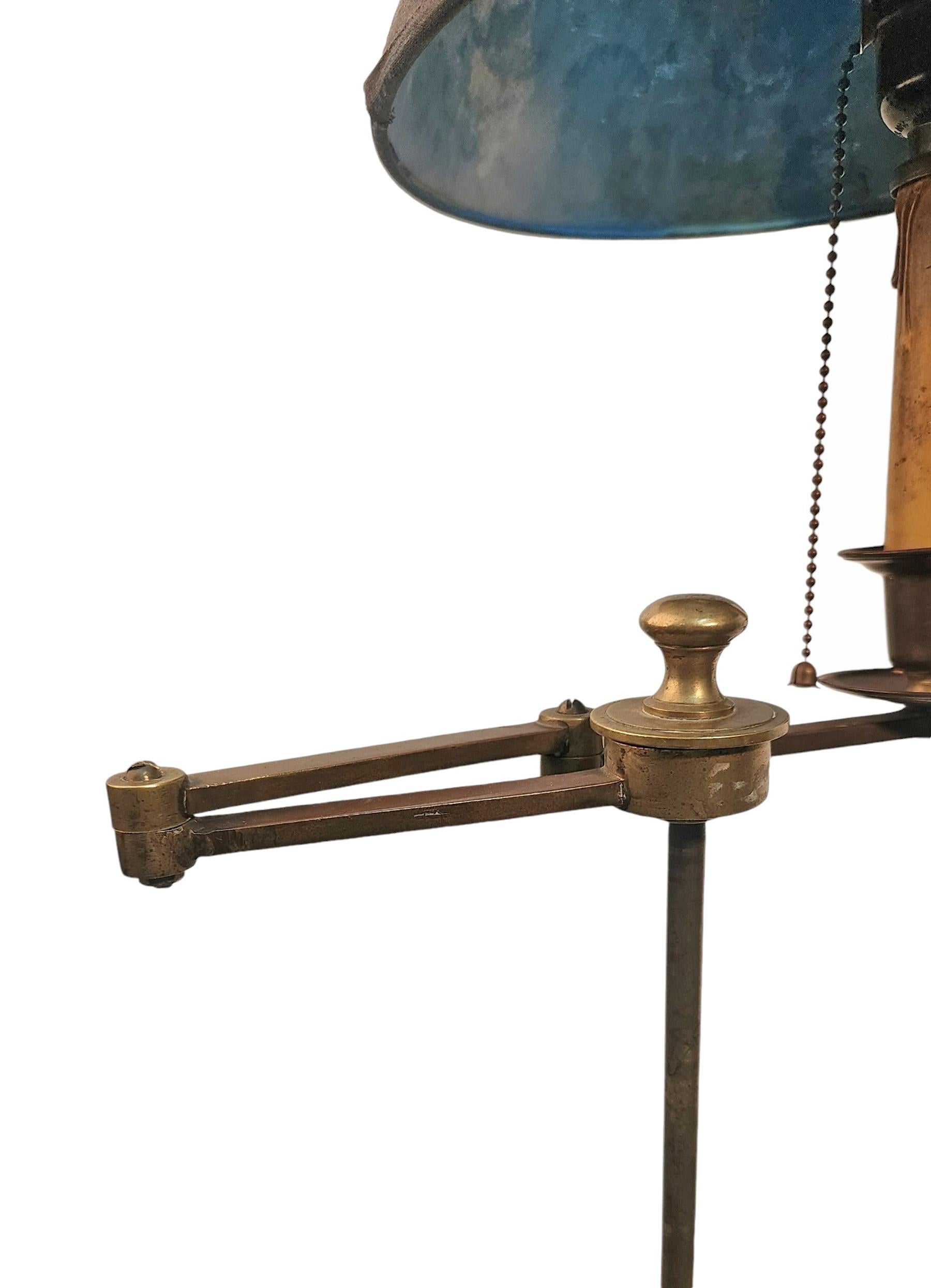 Sculpté Lampadaire à trois niveaux moderne du milieu du 20e siècle en bois recouvert de parchemin, France en vente