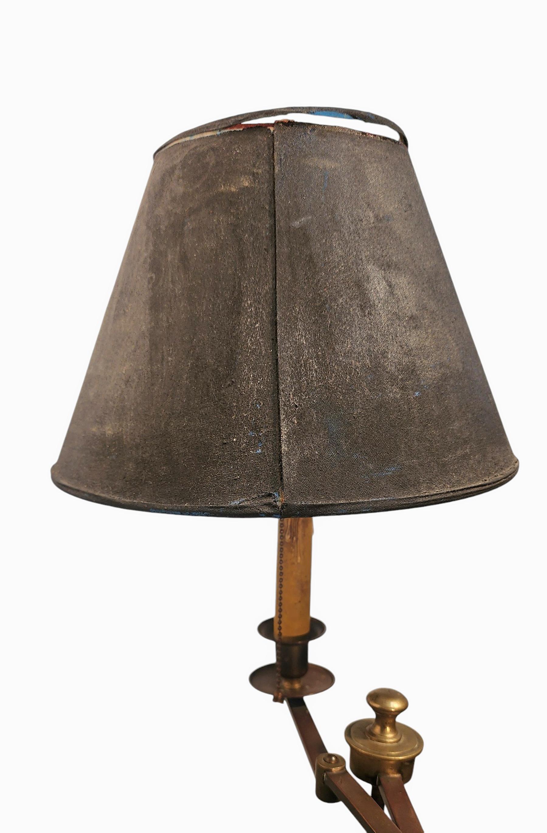 Lampadaire à trois niveaux moderne du milieu du 20e siècle en bois recouvert de parchemin, France Bon état - En vente à North Miami, FL