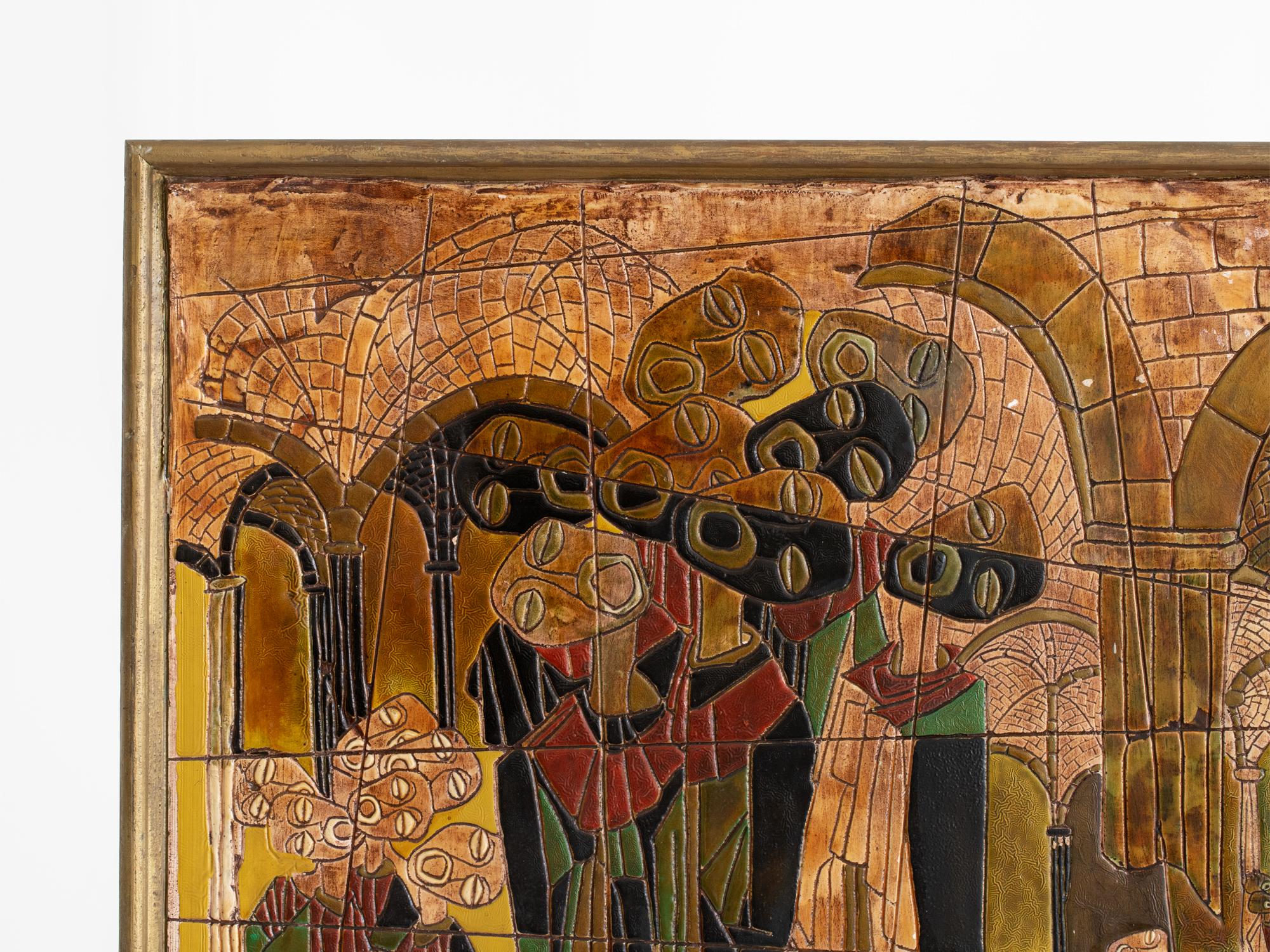 Grand panneau de céramique moderniste représentant un chœur dans un cadre ecclésiastique, dans un cadre doré. Mid-20C.
