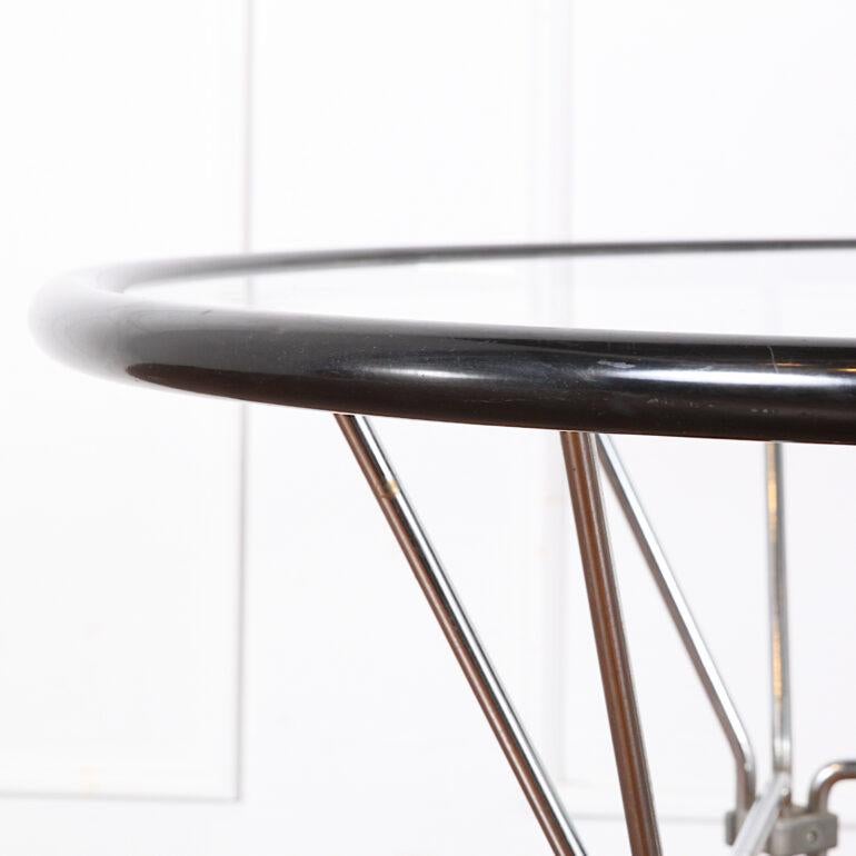 Moderne Table basse ronde en verre et chrome de style moderniste français du milieu du XXe siècle en vente