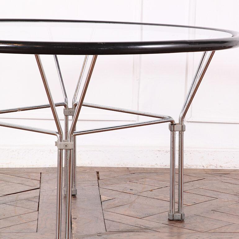 Français Table basse ronde en verre et chrome de style moderniste français du milieu du XXe siècle en vente
