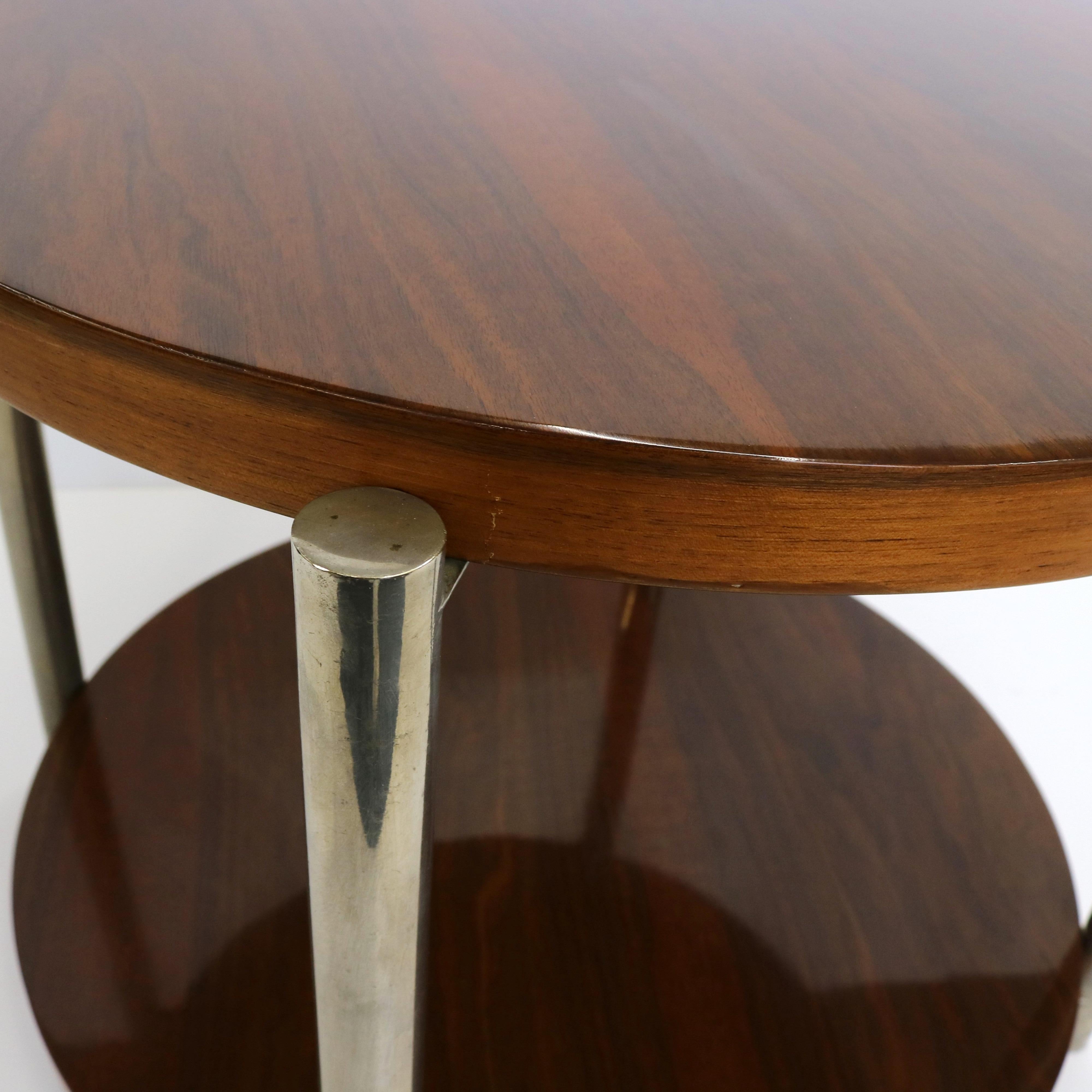 Table d'appoint ronde moderniste du milieu du 20e siècle en chrome et Wood, Italie en vente 1