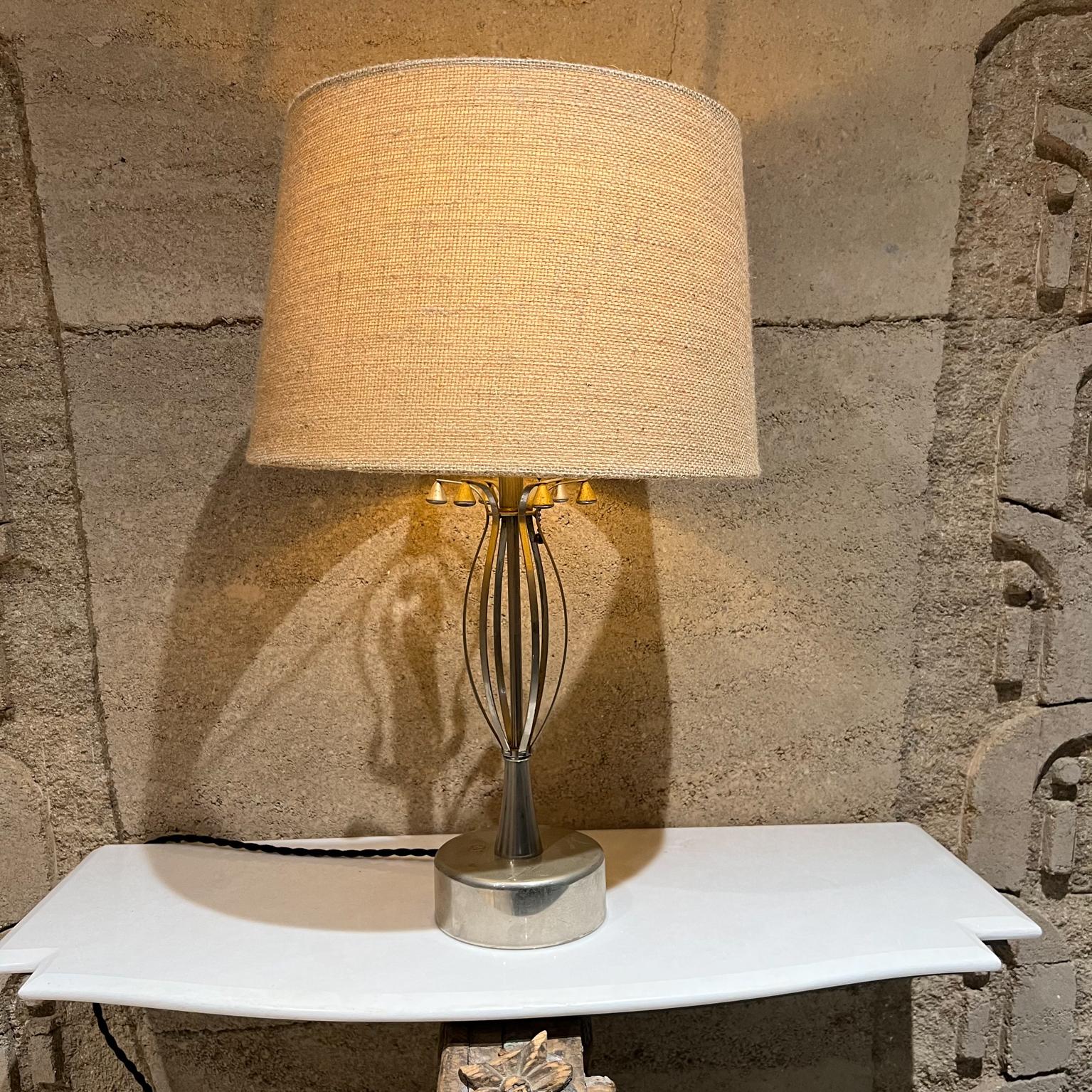 Lampe de table moderniste et sculpturale en chrome du milieu du 20e siècle
Mesures : 18,75 de haut x 5,5 de diamètre
État original vintage d'occasion. Aucun abat-jour n'est inclus.
Voir les images fournies.