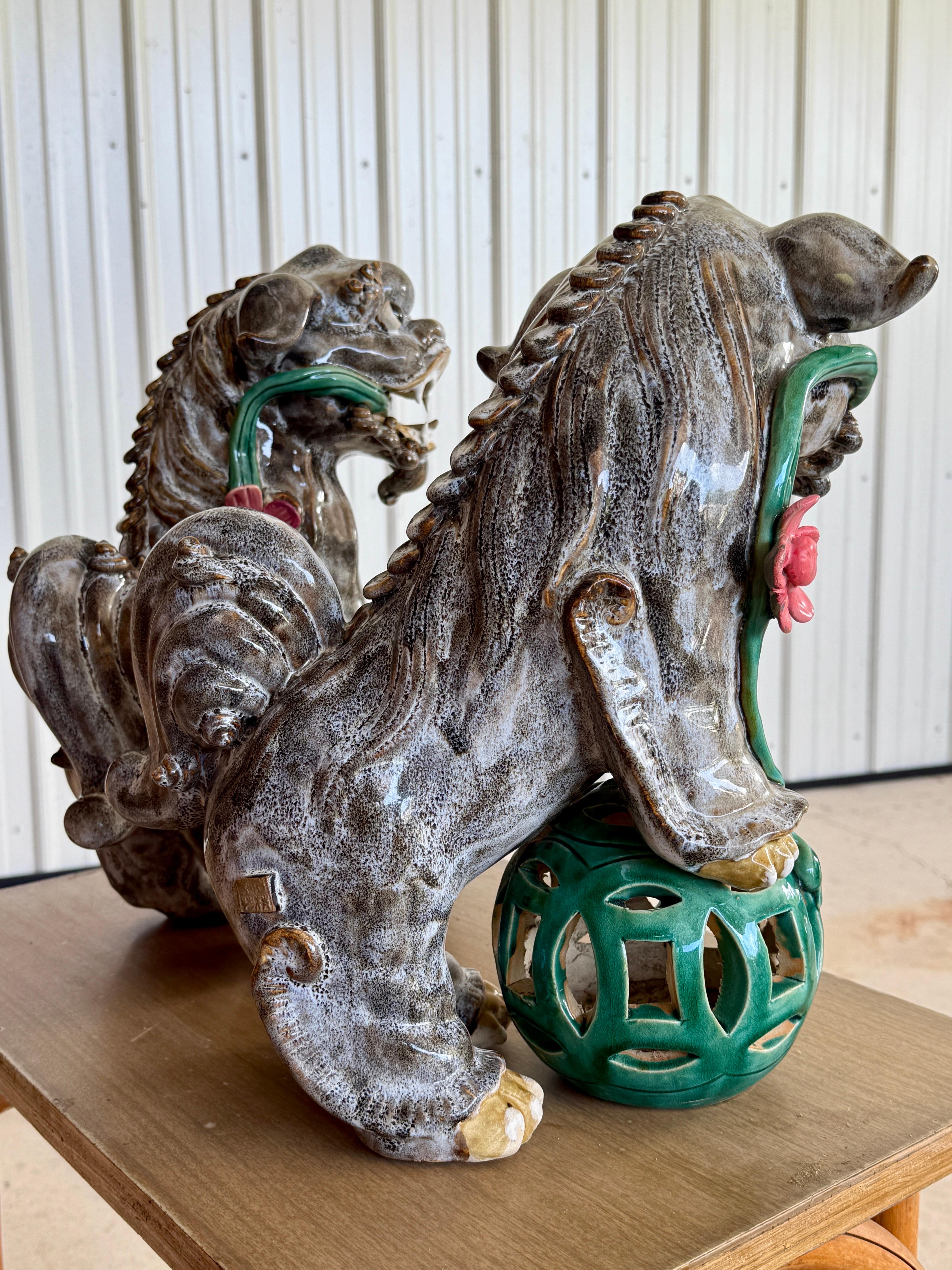 Chiens de foire monumentaux du milieu du 20e siècle en céramique émaillée avec des orbes verts et des fleurs A en vente 2