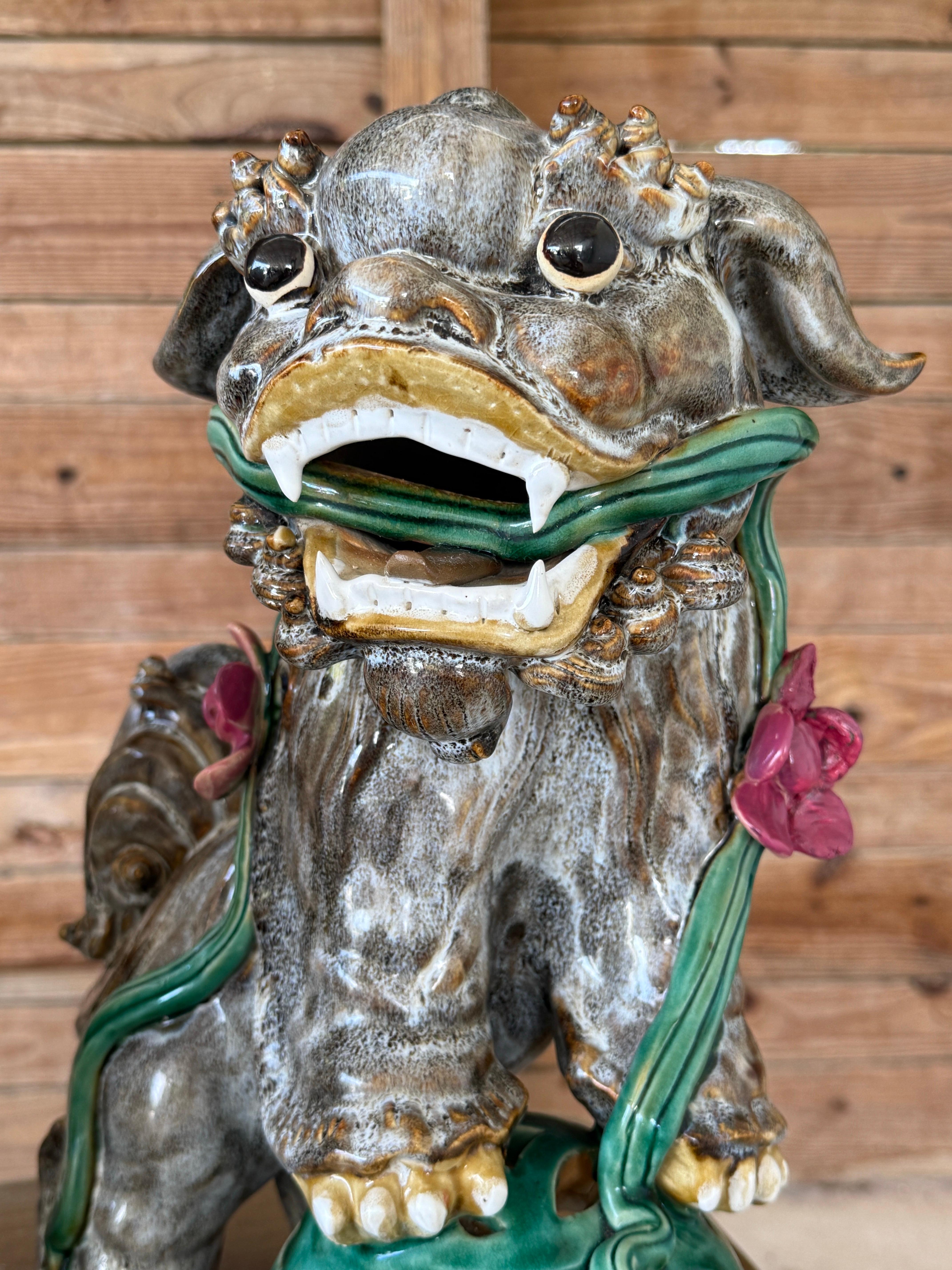 Chiens de foire monumentaux du milieu du 20e siècle en céramique émaillée avec des orbes verts et des fleurs A en vente 3