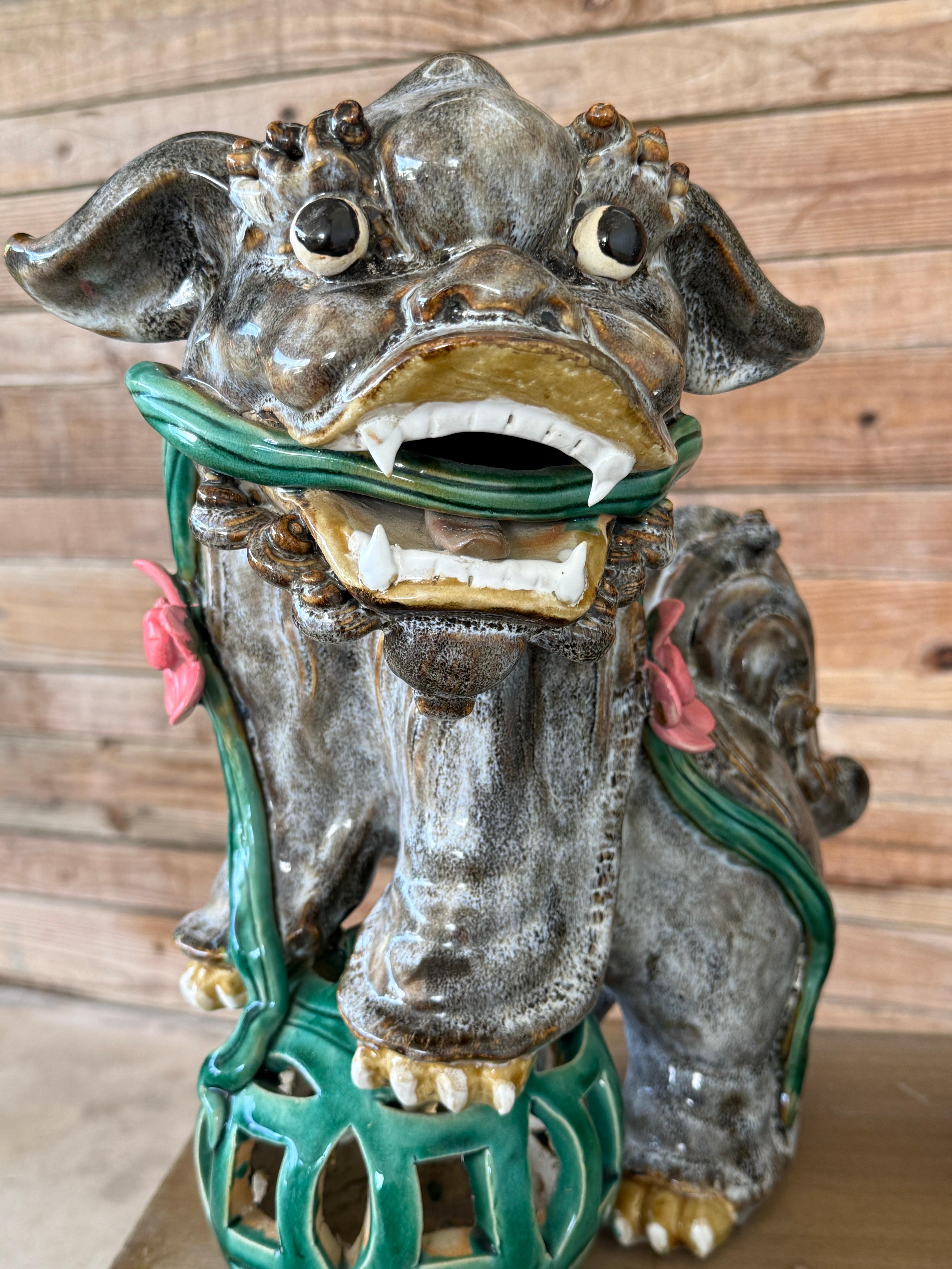Chiens de foire monumentaux du milieu du 20e siècle en céramique émaillée avec des orbes verts et des fleurs A en vente 5