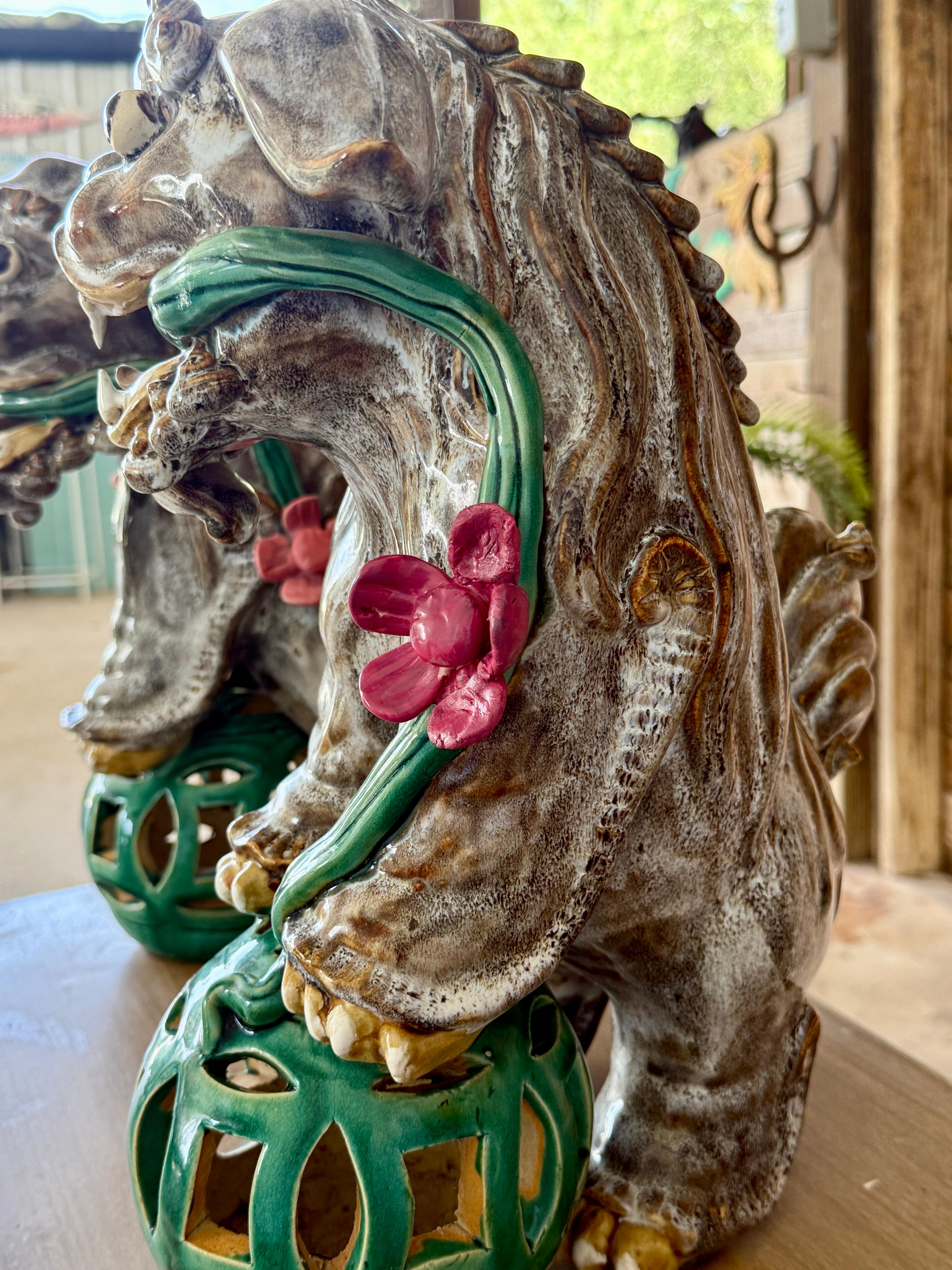 Chiens de foire monumentaux du milieu du 20e siècle en céramique émaillée avec des orbes verts et des fleurs A en vente 6