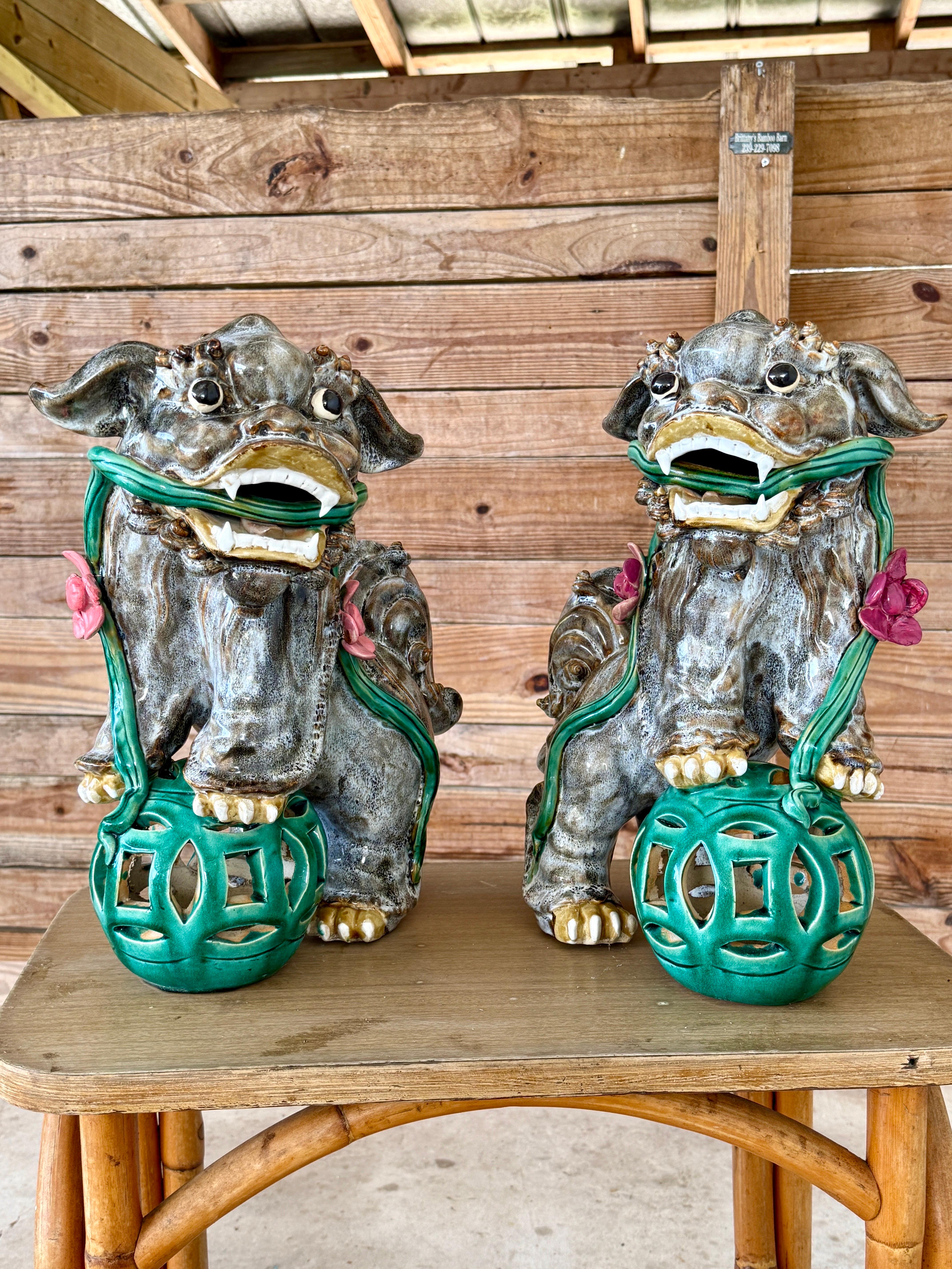 Chiens de foire monumentaux du milieu du 20e siècle en céramique émaillée avec des orbes verts et des fleurs A en vente 8
