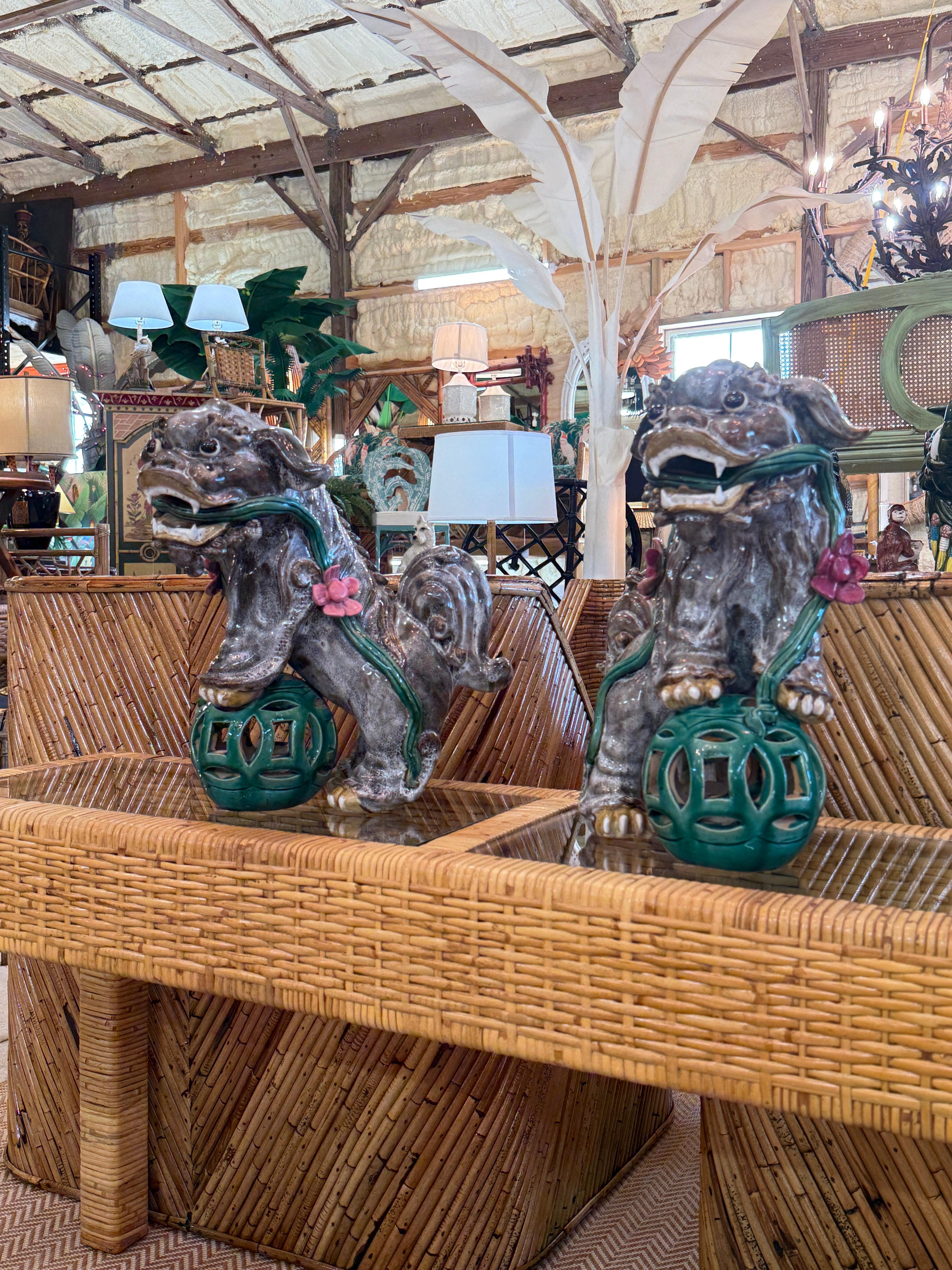 Chiens de foire monumentaux du milieu du 20e siècle en céramique émaillée avec des orbes verts et des fleurs A en vente 9