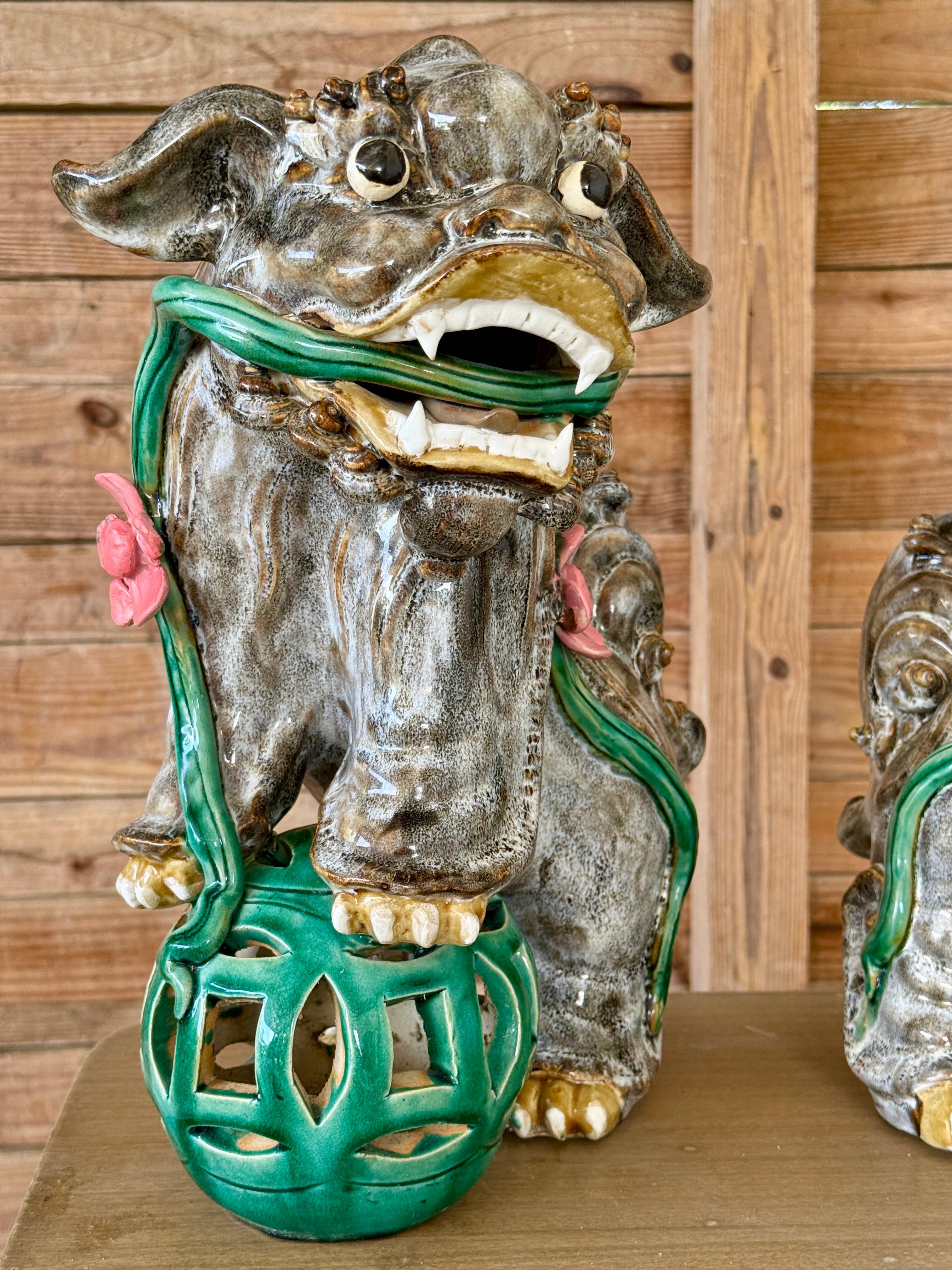 Chinoiseries Chiens de foire monumentaux du milieu du 20e siècle en céramique émaillée avec des orbes verts et des fleurs A en vente