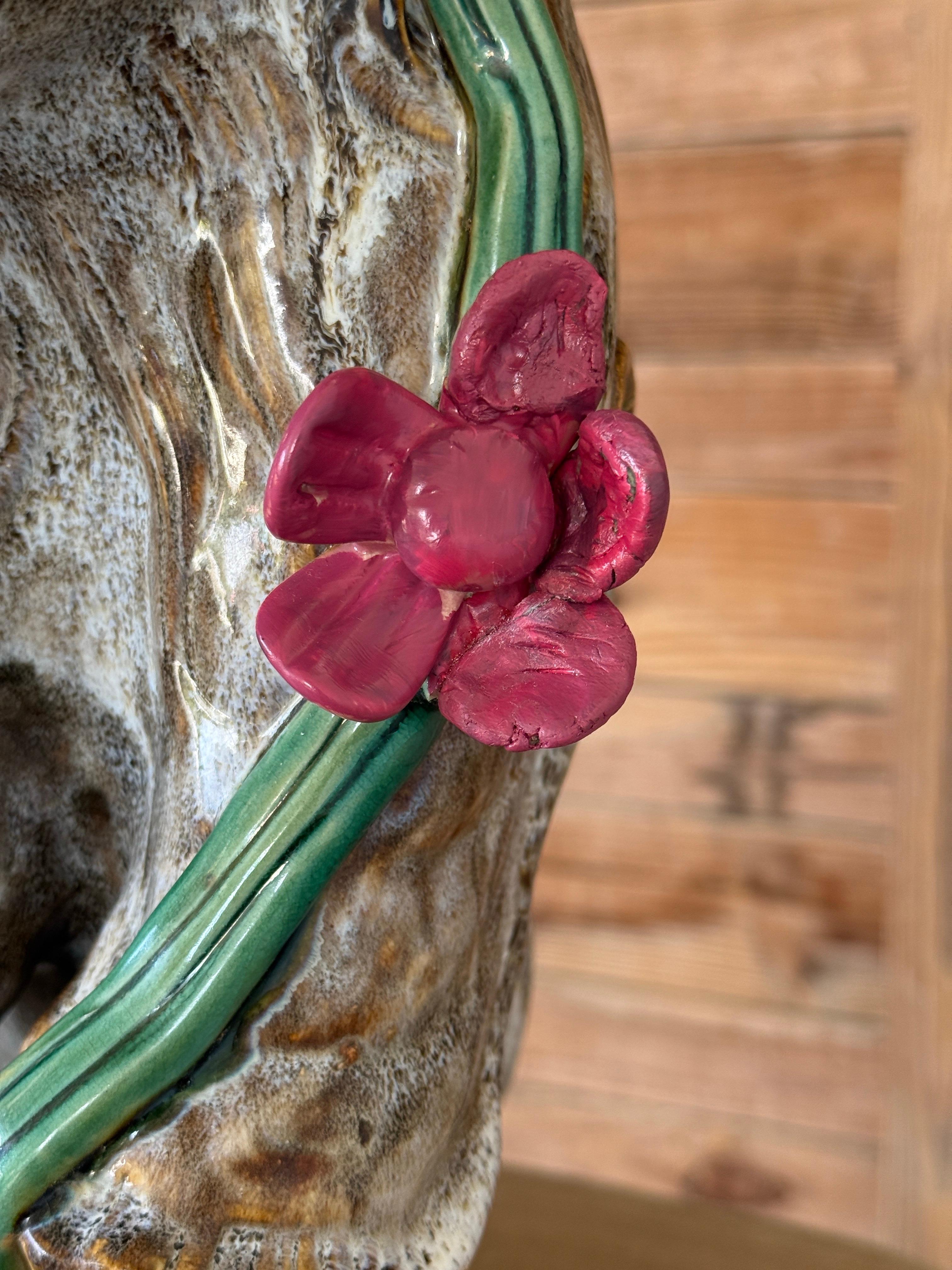 Chinois Chiens de foire monumentaux du milieu du 20e siècle en céramique émaillée avec des orbes verts et des fleurs A en vente