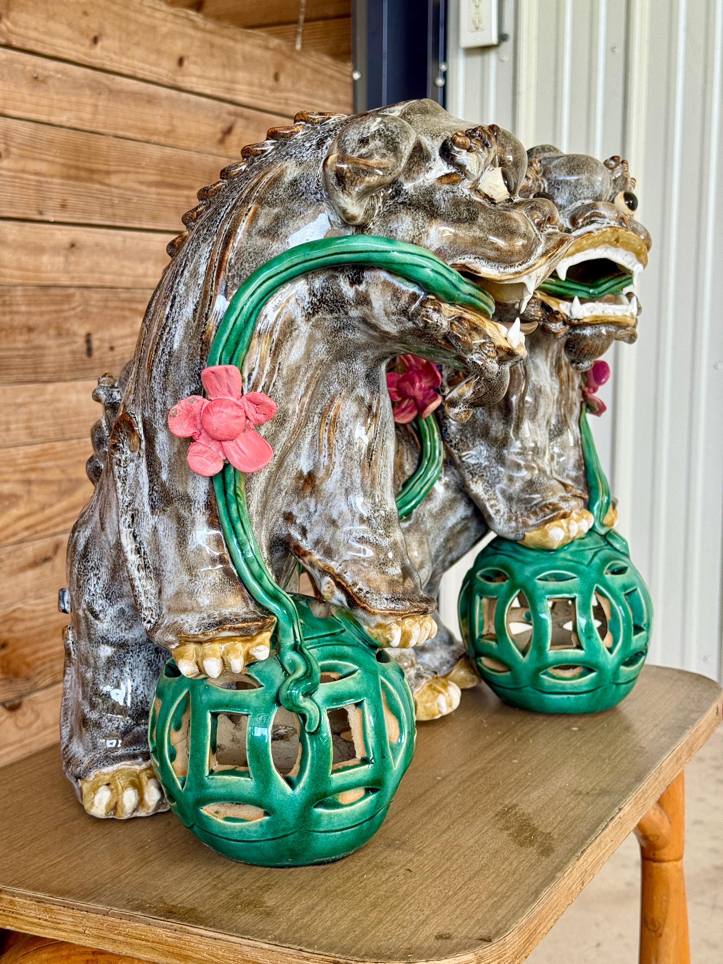 Céramique Chiens de foire monumentaux du milieu du 20e siècle en céramique émaillée avec des orbes verts et des fleurs A en vente
