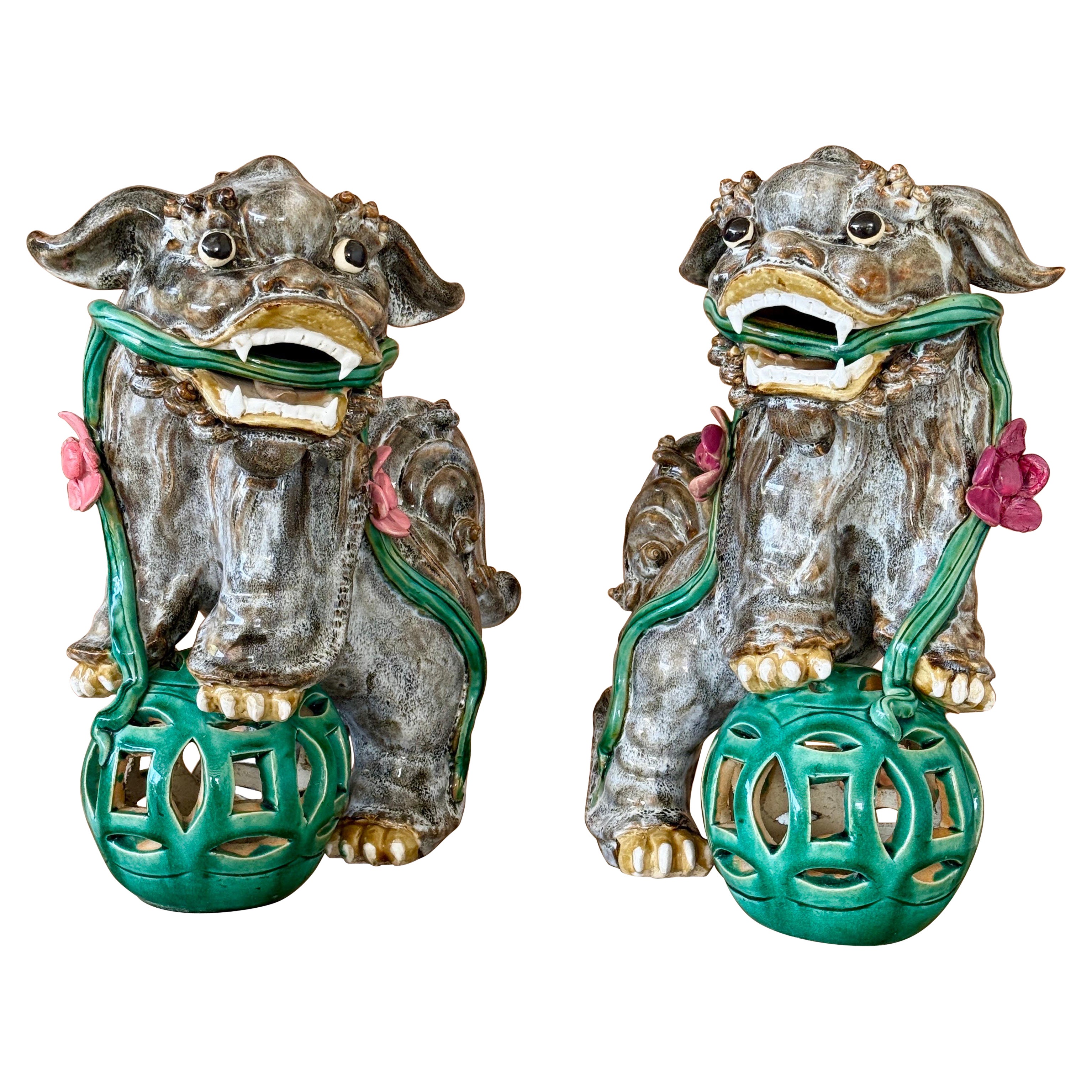 Chiens de foire monumentaux du milieu du 20e siècle en céramique émaillée avec des orbes verts et des fleurs A en vente