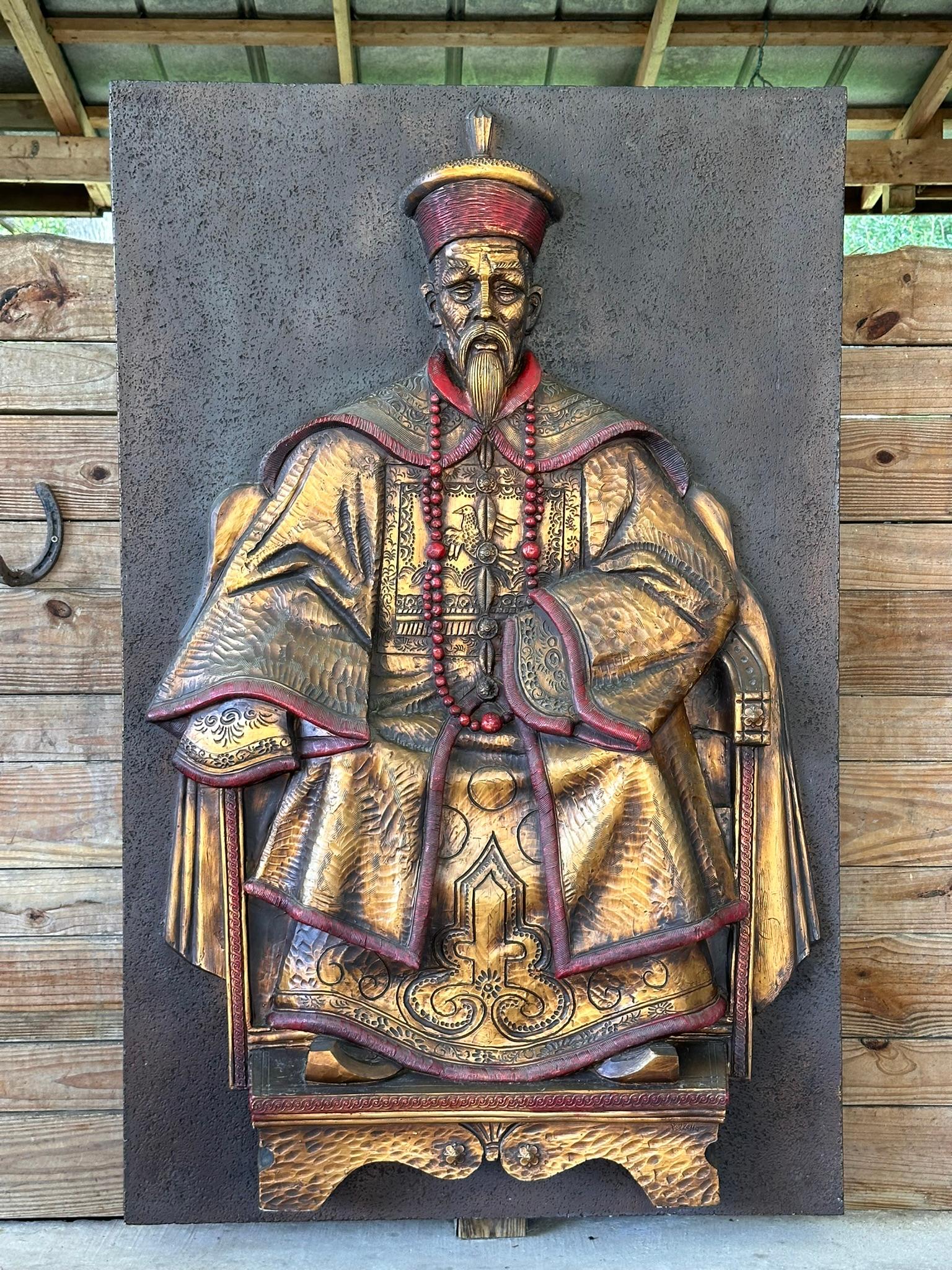Dieses beeindruckende skulpturale Relief zeigt die majestätische Präsenz einer königlichen Figur, die sorgfältig auf einem dreidimensionalen Glasfaserformat gefertigt wurde.
Das Stück zeigt eine detailliert ausgearbeitete Figur in aufwändigen