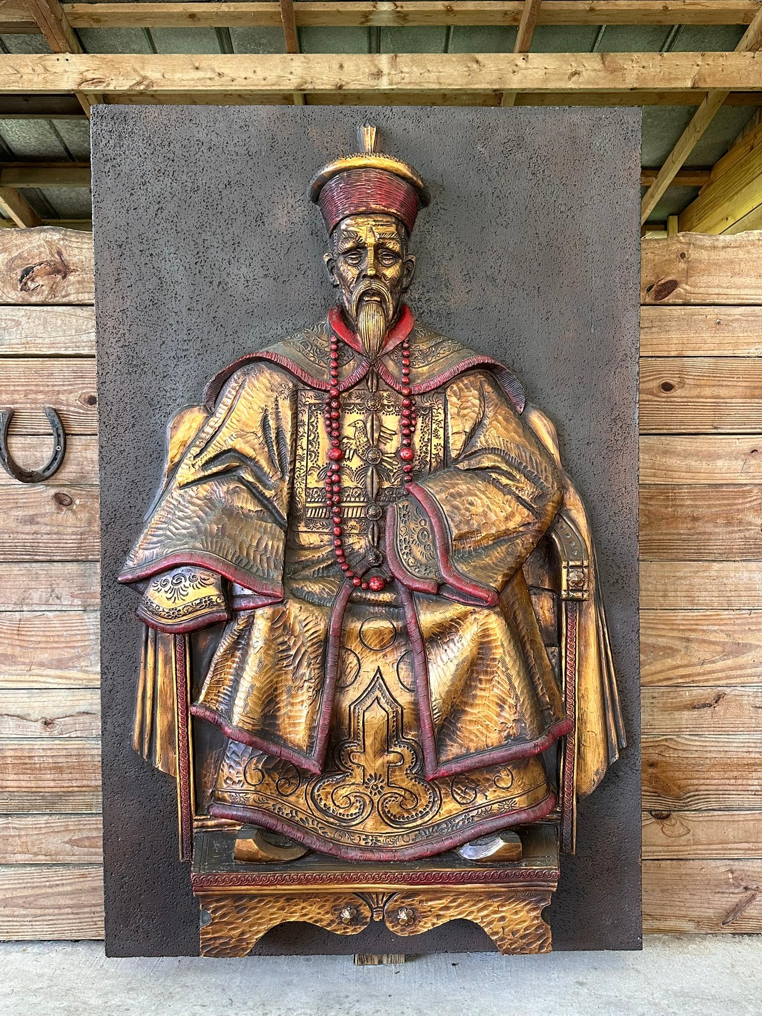 Monumentale skulpturale Wandplakette des königlichen Kaiserrealismus aus der Mitte des 20. Jahrhunderts (Unbekannt) im Angebot