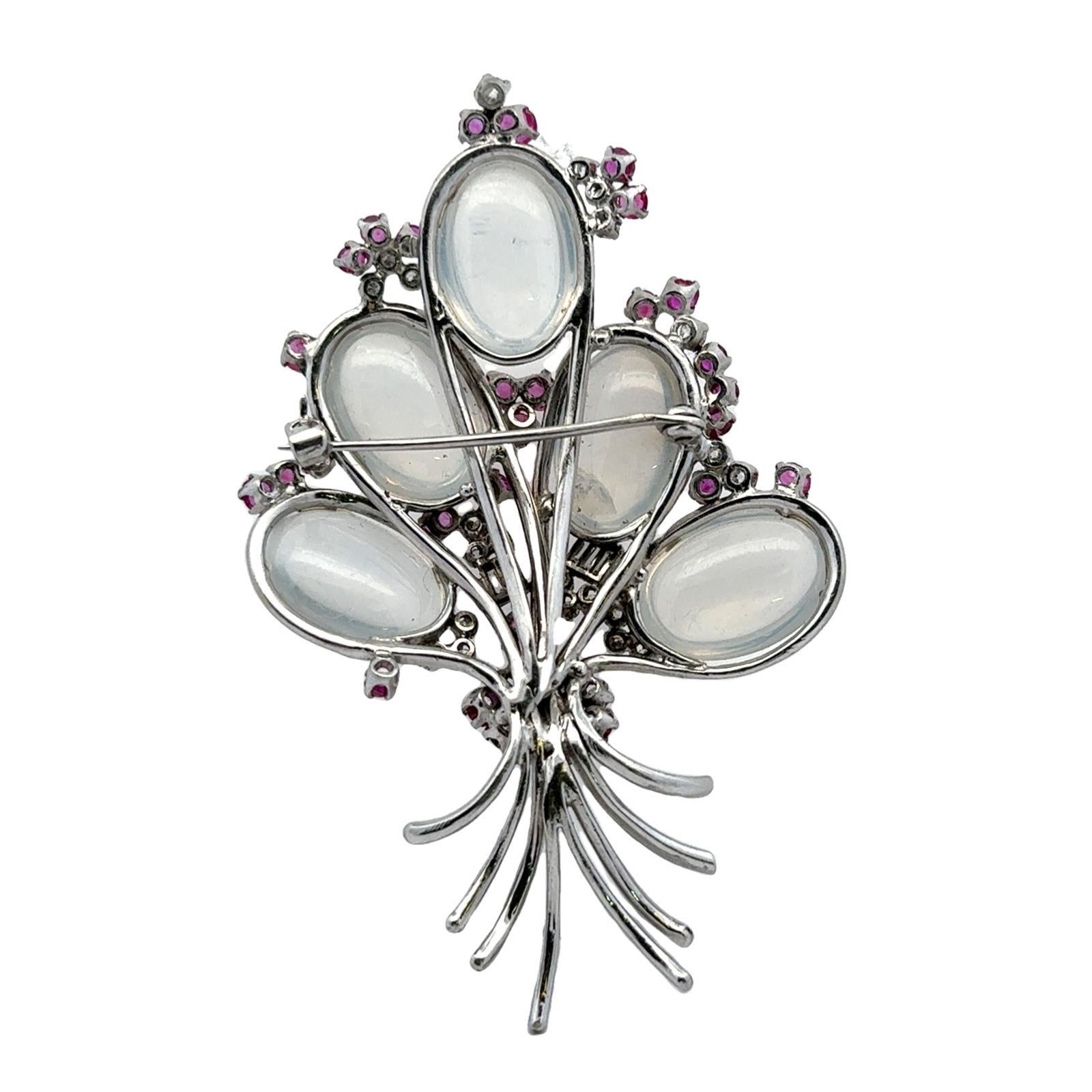Brosche mit Blumenmuster, Mondstein, Diamant, Rubin, 14 Karat Weißgold, Mitte des 20. Jahrhunderts (Retro)