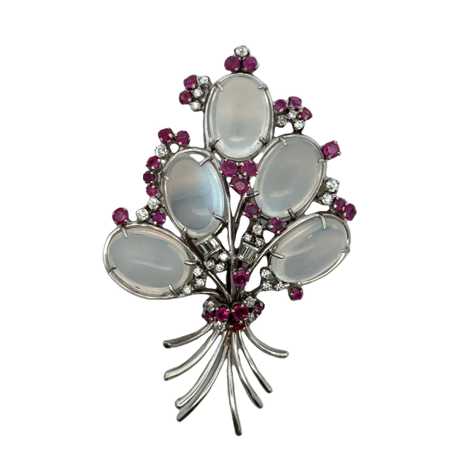 Brosche mit Blumenmuster, Mondstein, Diamant, Rubin, 14 Karat Weißgold, Mitte des 20. Jahrhunderts (Gemischter Schliff)