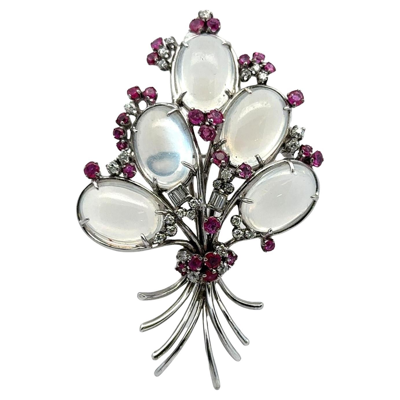 Brosche mit Blumenmuster, Mondstein, Diamant, Rubin, 14 Karat Weißgold, Mitte des 20. Jahrhunderts
