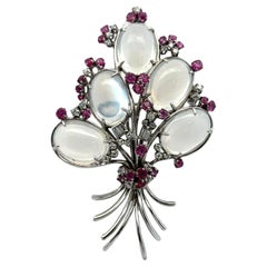 Broche de oro blanco de 14 quilates con diseño floral y diamantes de piedra lunar de mediados del siglo XX