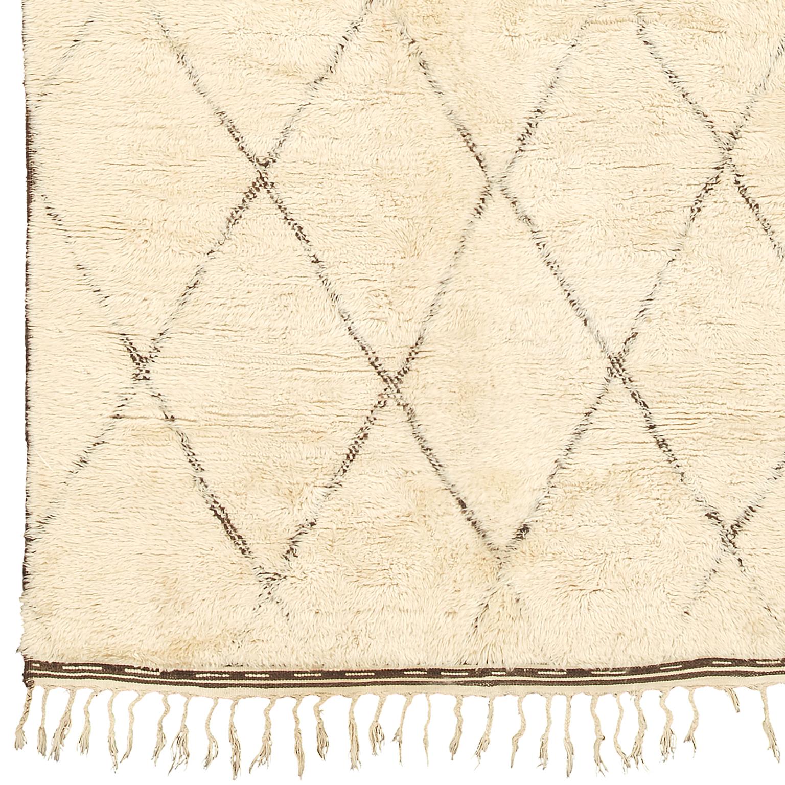 Marokkanischer Beni Ouarain Teppich aus der Mitte des 20
Marokko, Mitte des 20. Jahrhunderts.
Handgewebt.
 