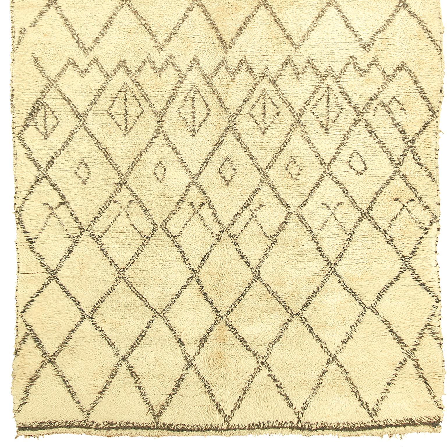 Mid-20th century Moroccan Beni Ouarain carpet.
Handwoven.