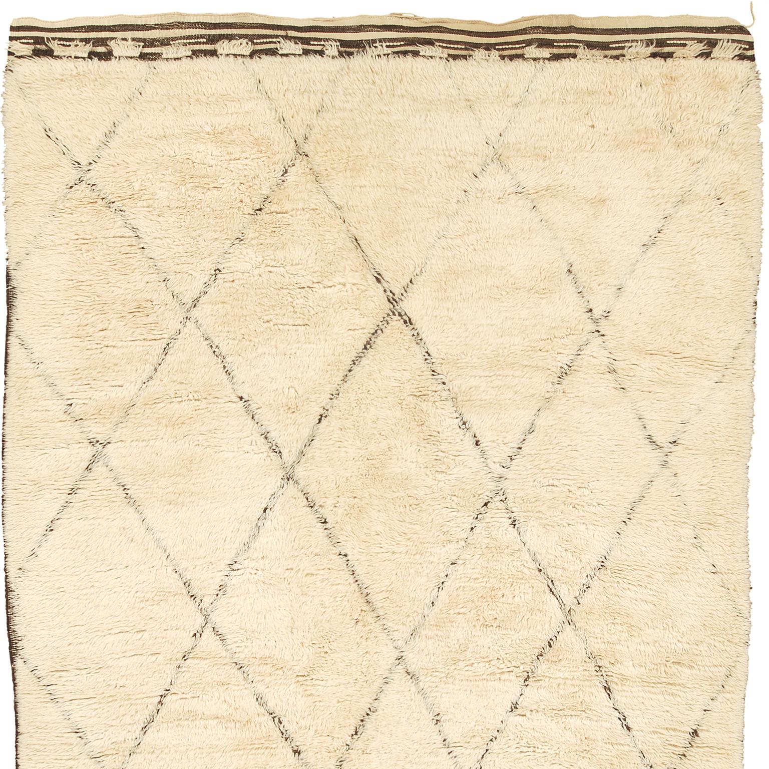 Hand-Woven Mid-20th Century Moroccan Beni Ouarain Carpet For Sale
