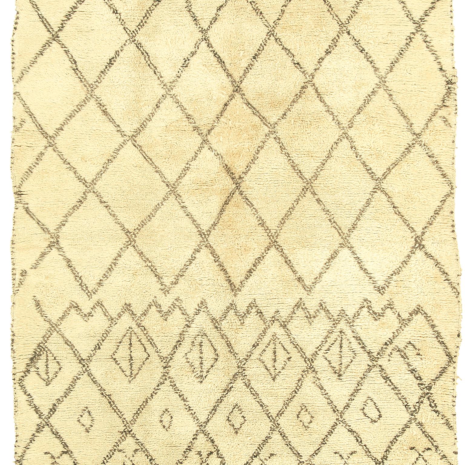 Hand-Woven Mid-20th Century Moroccan Beni Ourain Carpet For Sale