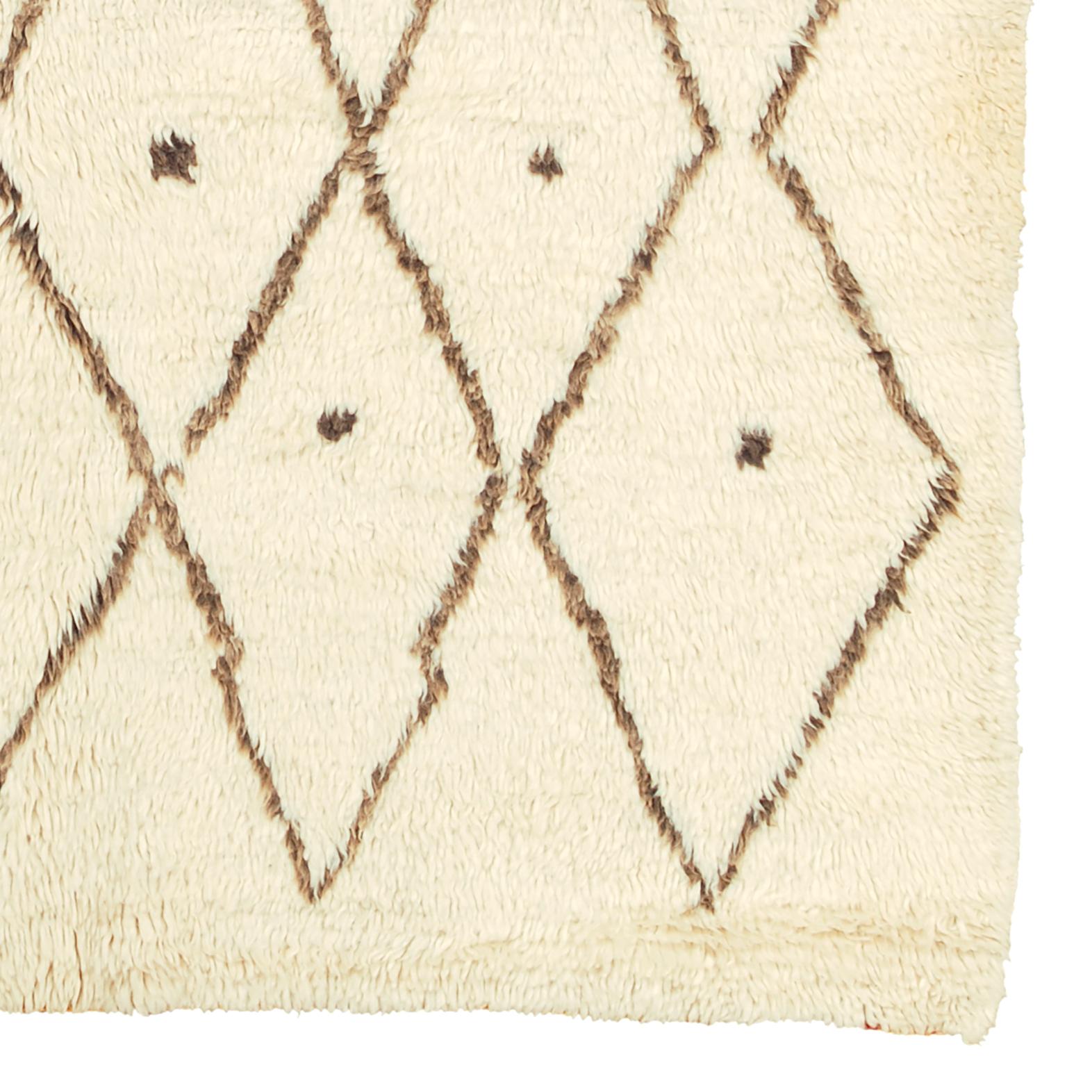 Marokkanischer Beni Ouarain-Teppich aus der Mitte des 20
Marokko, Mitte des 20. Jahrhunderts
Handgewebt mit Wolle
Mit traditionellem Rautenmuster, natürlichem Wollgrund und braunen Wolllinien.