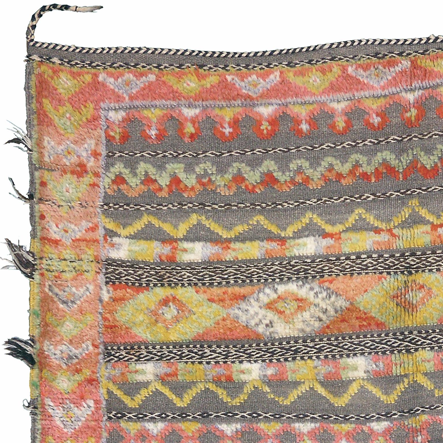 Marocco, metà del XX secolo
Tessuto a mano
Misure: 180 x 135 cm (5'11
