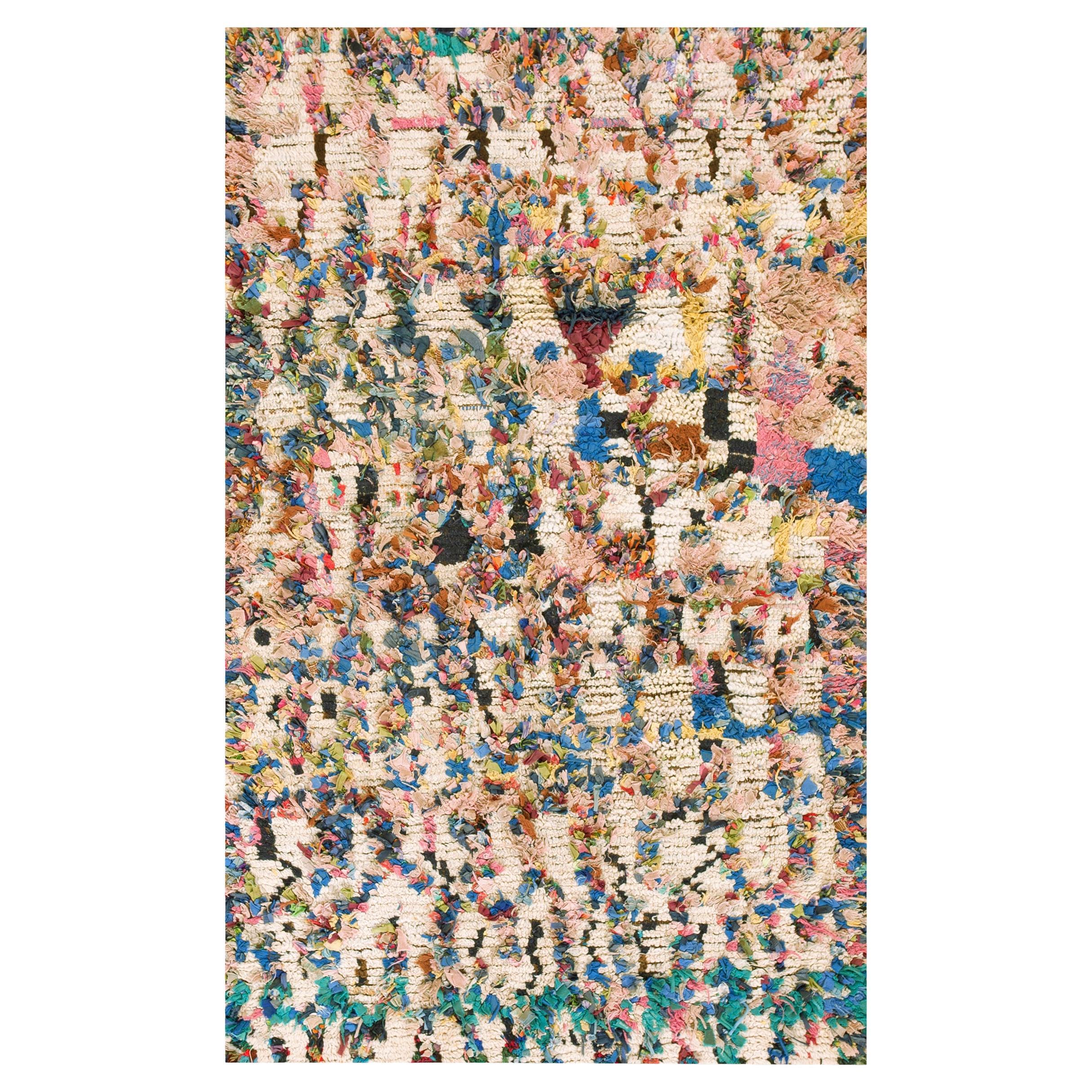  Marokkanischer Boucherouitte-Teppich aus der Mitte des 20. Jahrhunderts ( 4' x 6'3" - 122 x 192) im Angebot