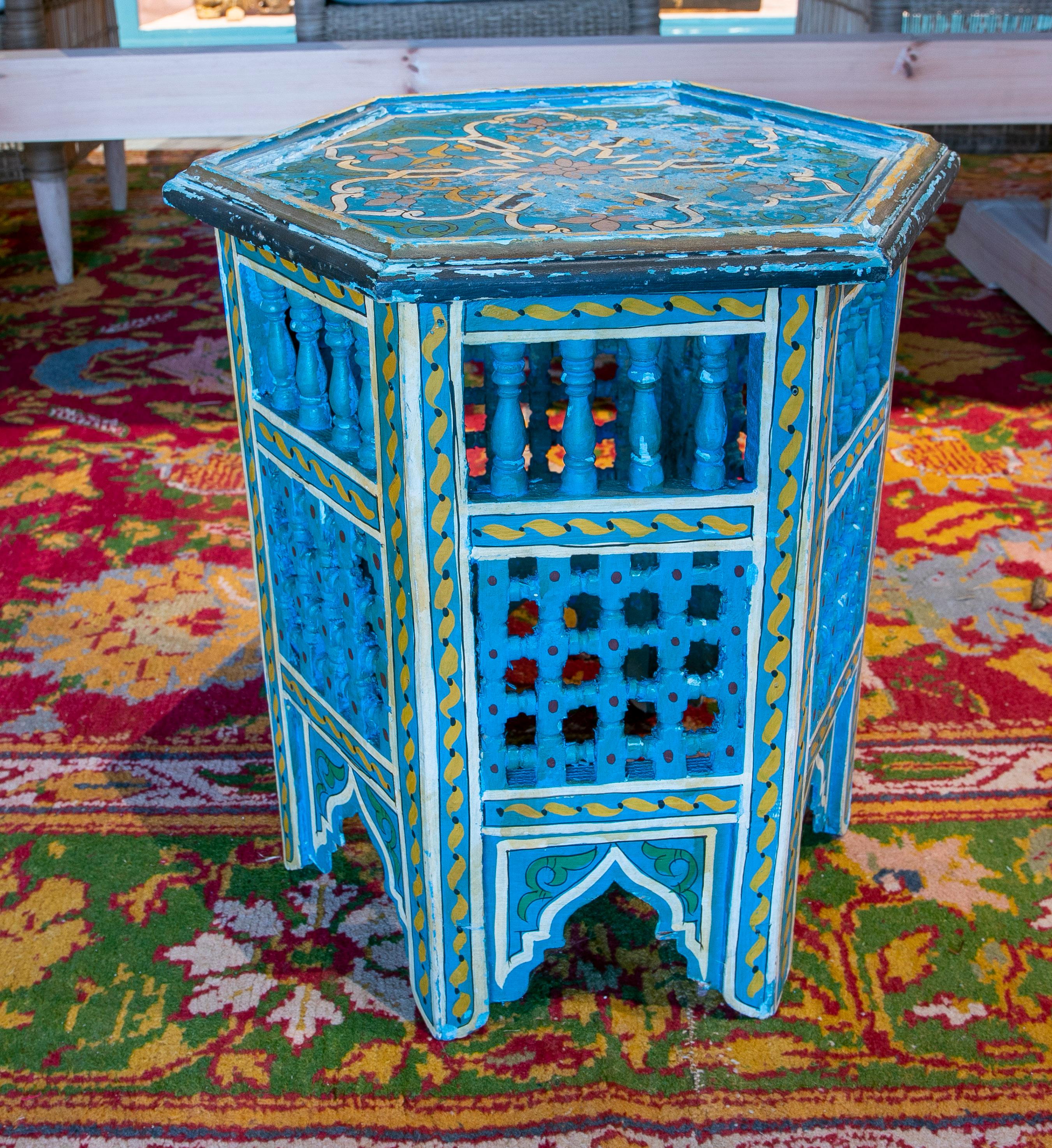Mid-20th Century Moroccan Hand Painted Hexagonal Wooden Pedestal Table In Good Condition In Marbella, ES