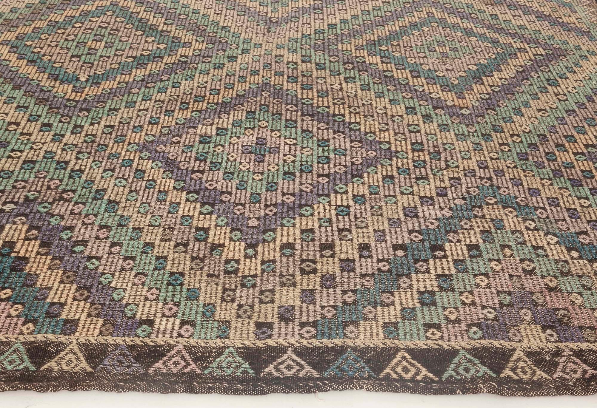 Mitte des 20. Jahrhunderts marokkanischer handgefertigter Kilim-Teppich im Zustand „Gut“ im Angebot in New York, NY