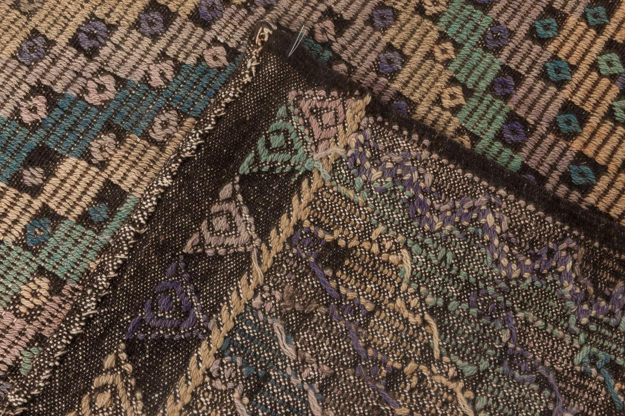 Mitte des 20. Jahrhunderts marokkanischer handgefertigter Kilim-Teppich im Angebot 1