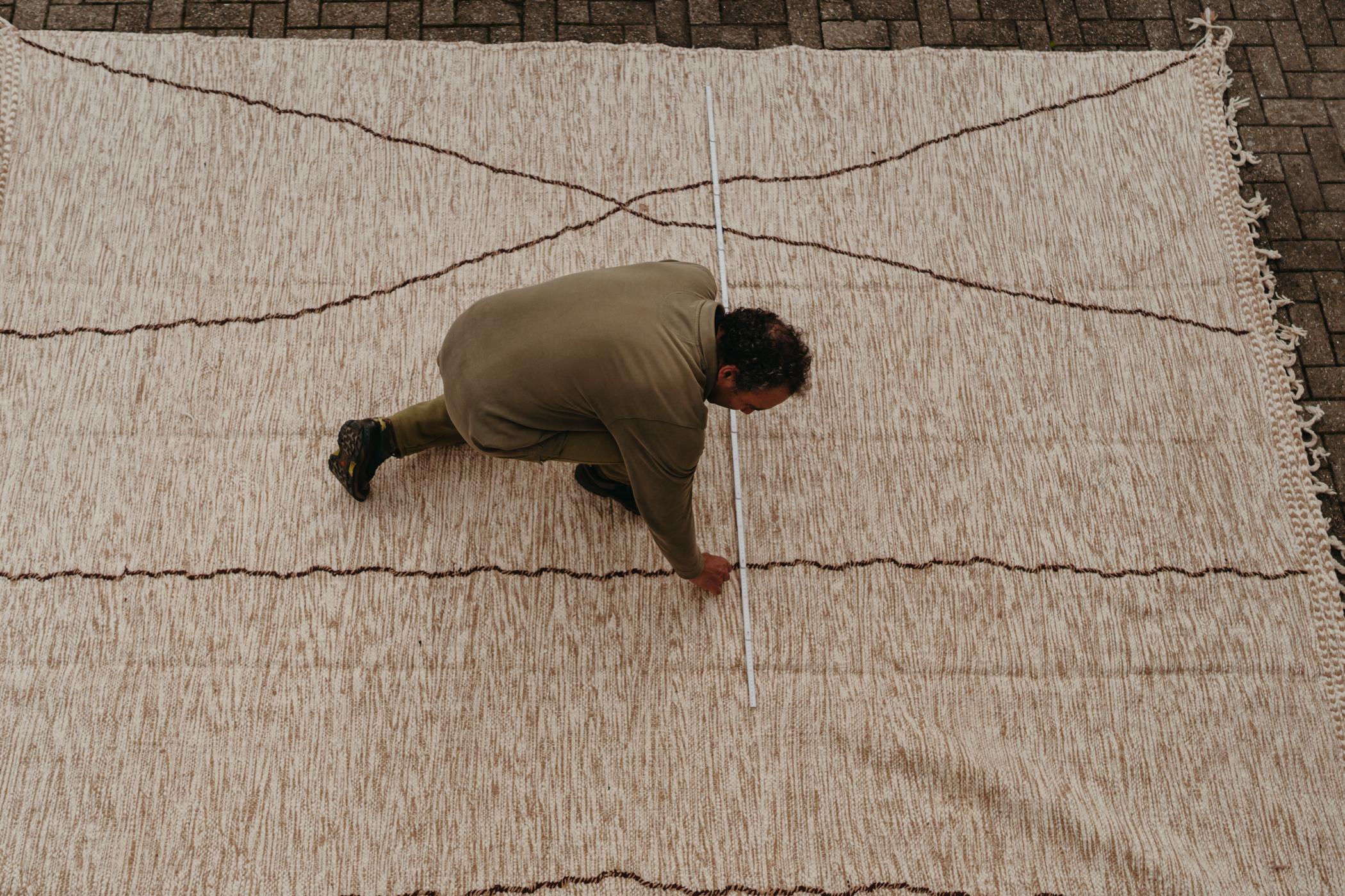 Un tapis marocain, rare à trouver dans cette taille xl, 440 x 280 cm.