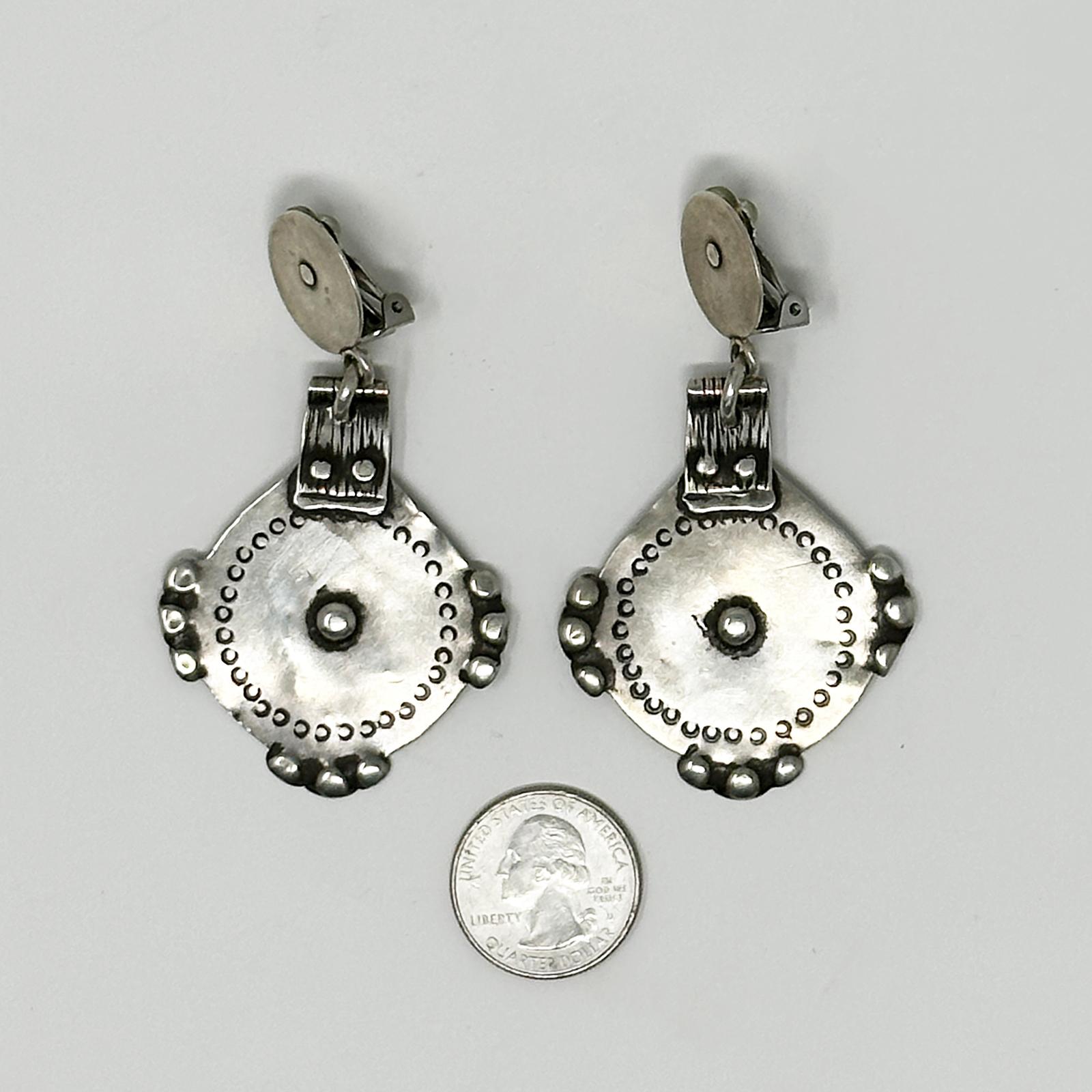 Marocain Boucles d'oreilles à breloques en argent du Maroc du milieu du 20e siècle par Jewels en vente
