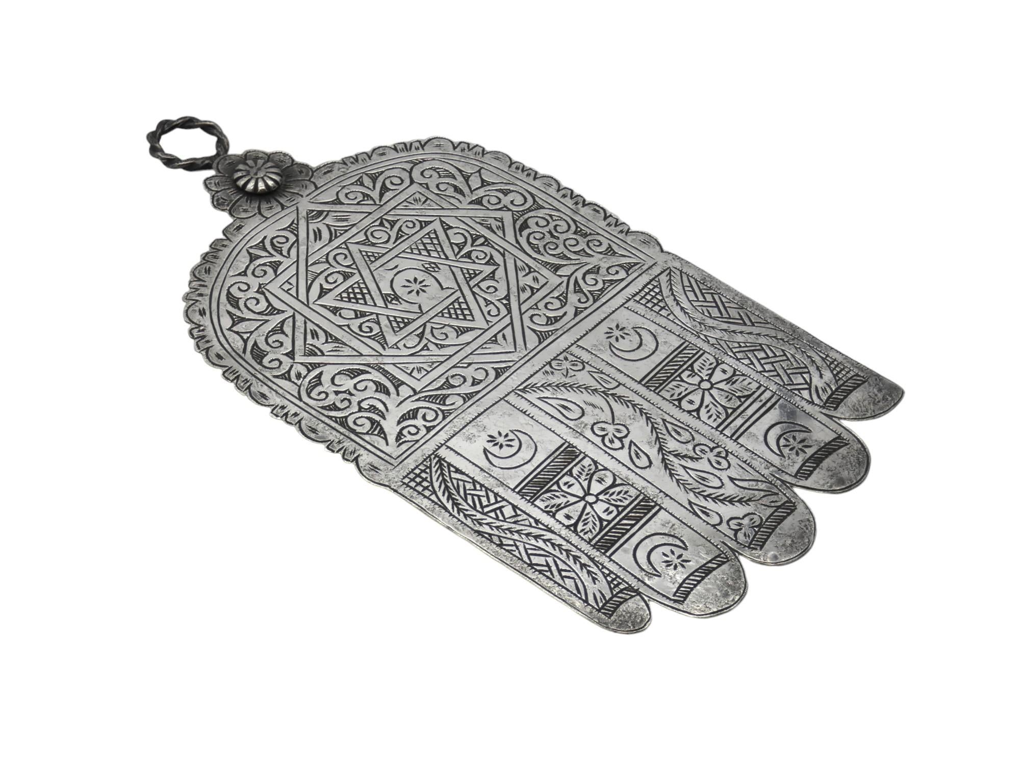 Este Hamsa marroquí de plata de mediados del siglo XX es un artefacto que encierra un profundo significado cultural y simbólico y refleja la destreza artesanal típica de los artesanos marroquíes

El Hamsa, también conocido como la Mano de Miriam, es