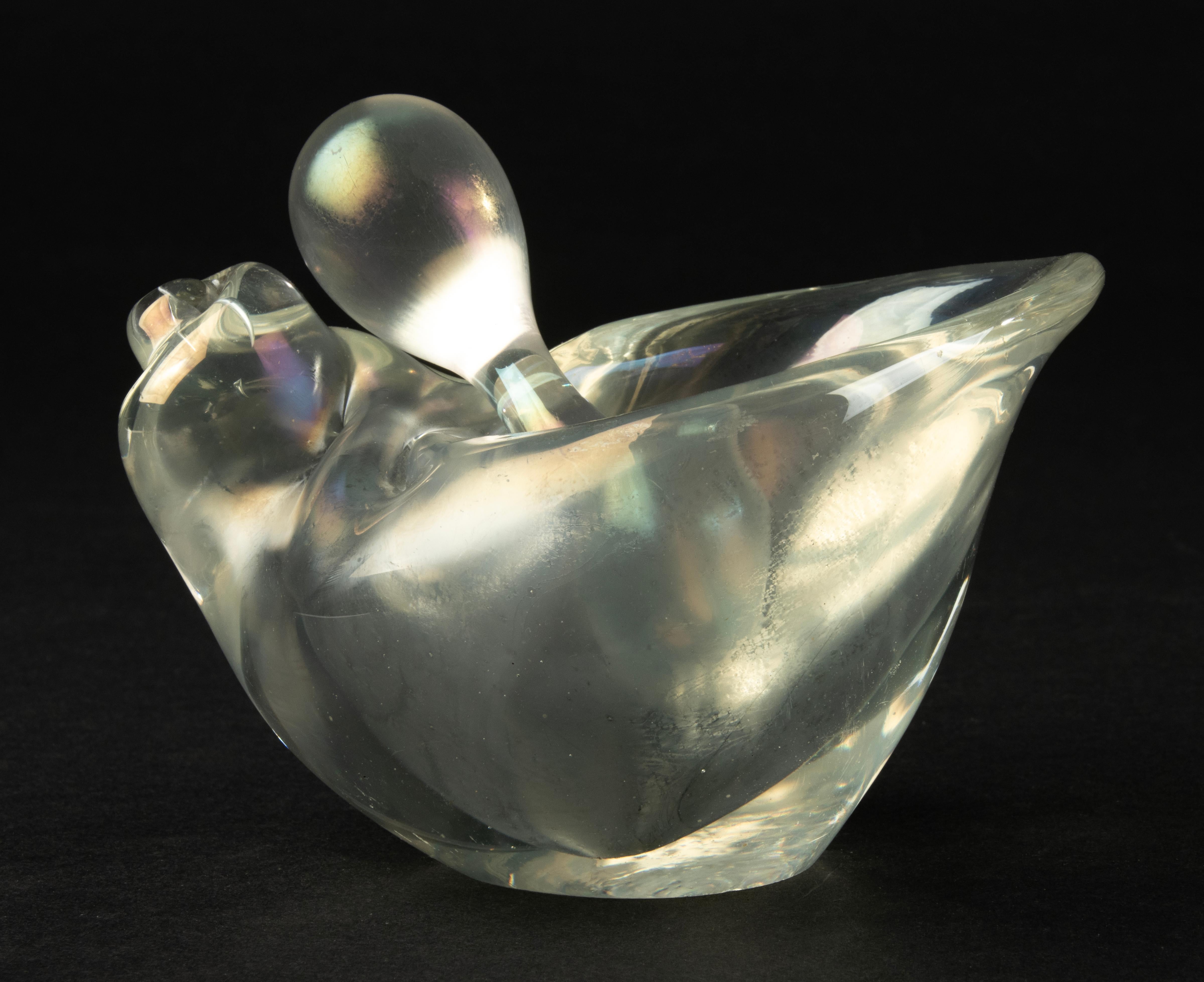 Elegante y escultural mortero de cristal artístico de Murano con pilón a juego, atribuido al taller Seguso, Italia, hacia 1970. El cuenco tiene la forma de una concha estilizada, con contornos fluidos y ondulados y un suave brillo iridiscente que