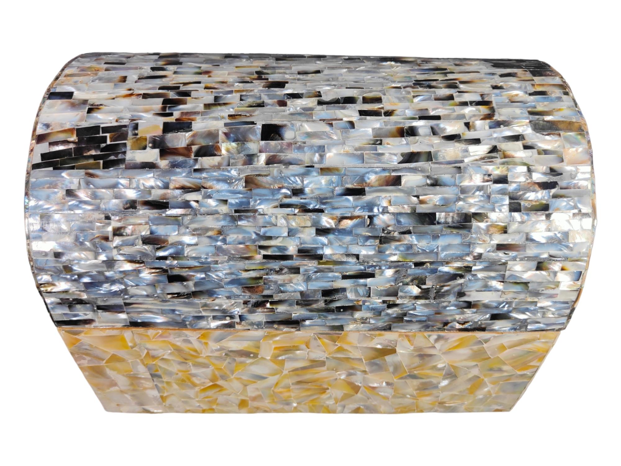 Mitte des 20. Jahrhunderts Perlmutt-Box
MITTE DES 20. JAHRHUNDERTS PERLMUTT-BOX DEKORATIVE BOX MIT 2 ARTEN VON MITTE DES 20. JAHRHUNDERTS PERLEN AUSGEZEICHNETEN ZUSTAND MASSNAHMEN GEMACHT: 36X26X26 CM